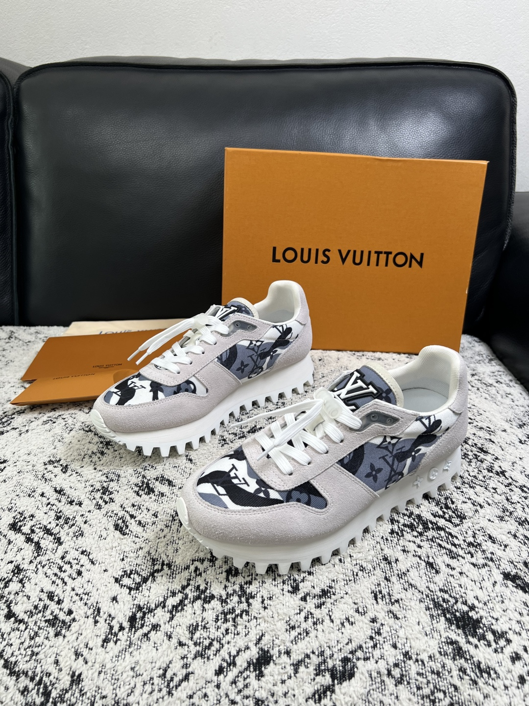 Lv  高品质  顶级工艺品  路易威登，运动板鞋专柜同步，鞋面意大利进口，高品质拼接缤纷色彩复杂工艺品，进口牛里垫柔软