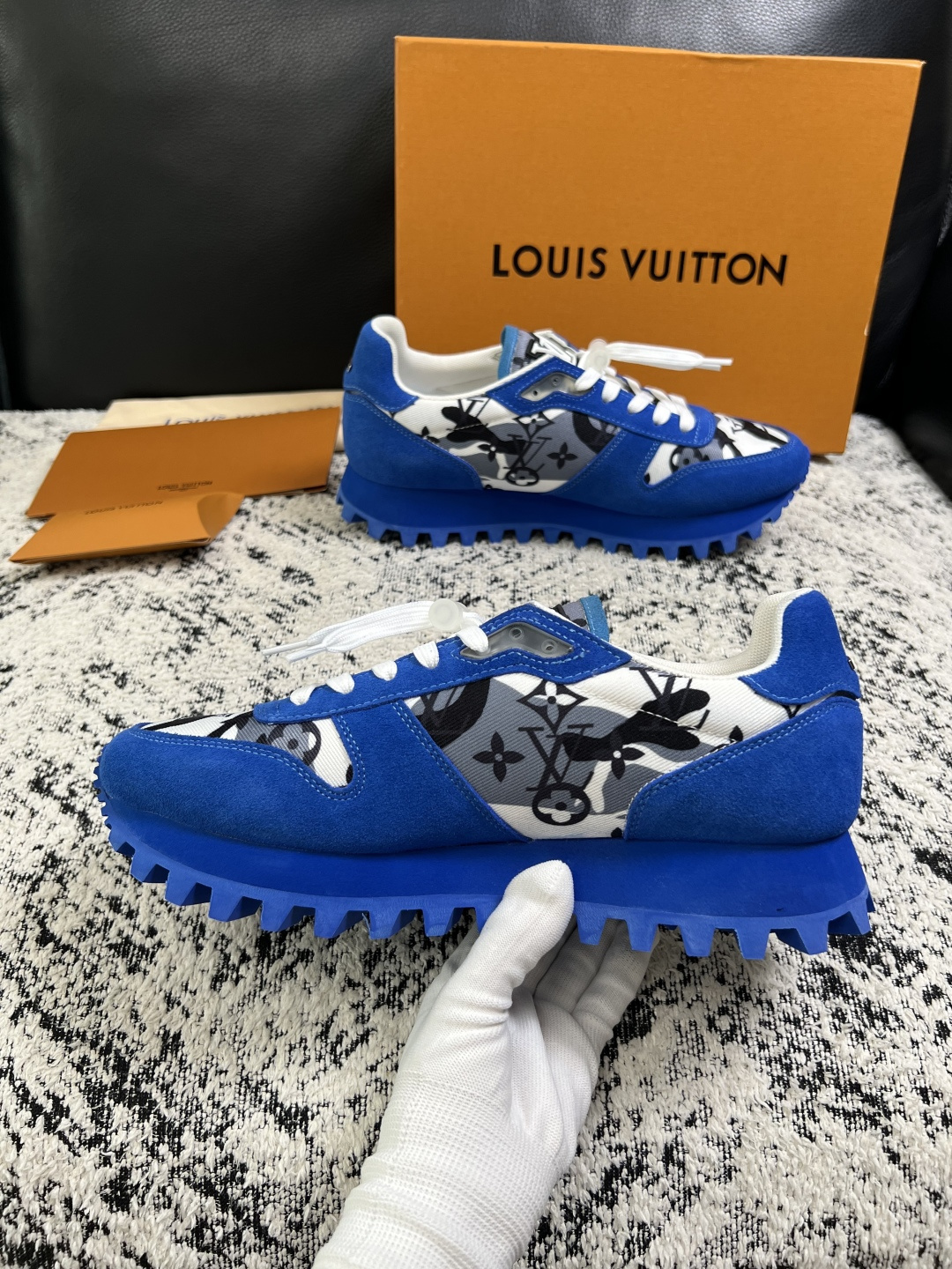 Lv  高品质  顶级工艺品  路易威登，运动板鞋专柜同步，鞋面意大利进口，高品质拼接缤纷色彩复杂工艺品，进口牛里垫柔软