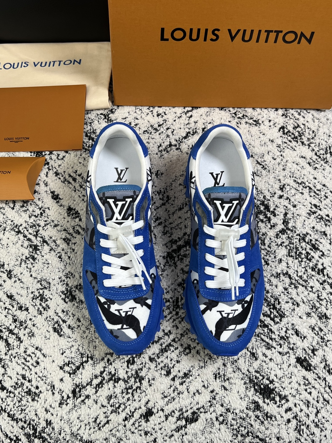 Lv  高品质  顶级工艺品  路易威登，运动板鞋专柜同步，鞋面意大利进口，高品质拼接缤纷色彩复杂工艺品，进口牛里垫柔软