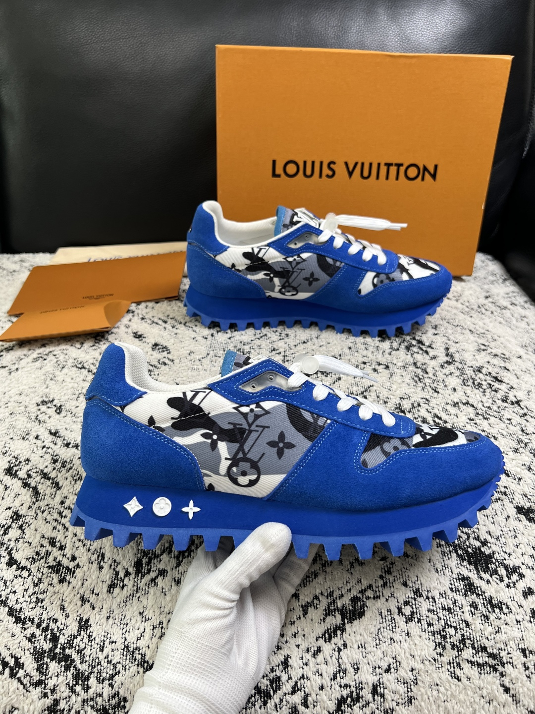 Lv  高品质  顶级工艺品  路易威登，运动板鞋专柜同步，鞋面意大利进口，高品质拼接缤纷色彩复杂工艺品，进口牛里垫柔软