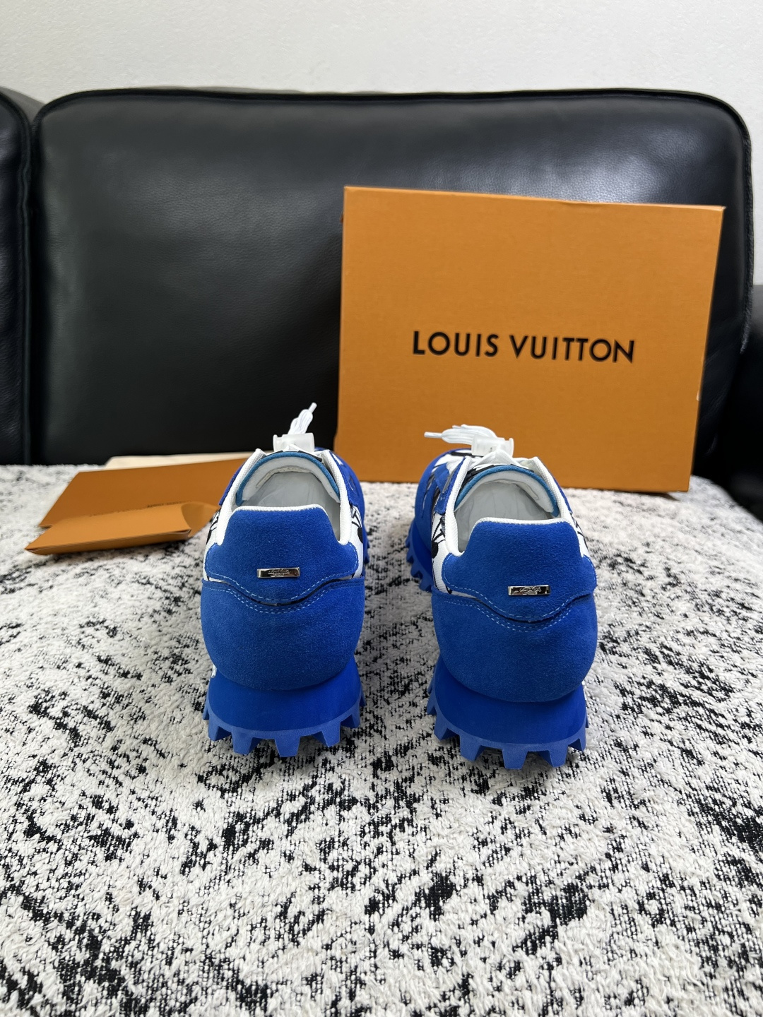 Lv  高品质  顶级工艺品  路易威登，运动板鞋专柜同步，鞋面意大利进口，高品质拼接缤纷色彩复杂工艺品，进口牛里垫柔软