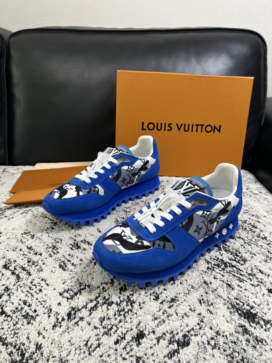 Lv  高品质  顶级工艺品  路易威登，运动板鞋专柜同步，鞋面意大利进口，高品质拼接缤纷色彩复杂工艺品，进口牛里垫柔软