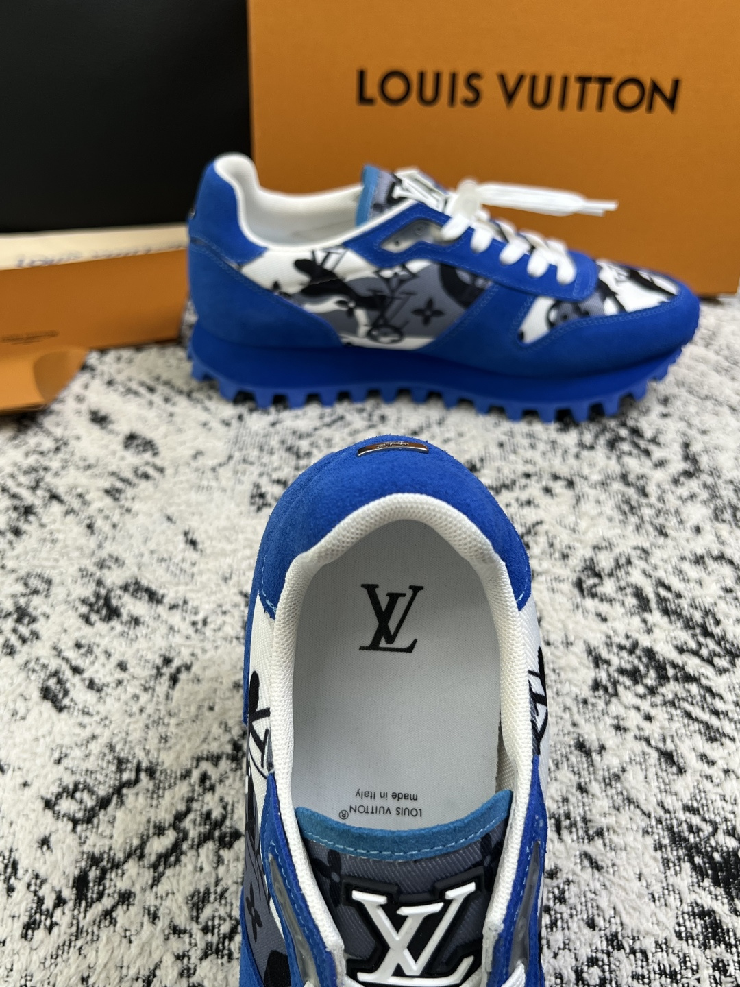 Lv  高品质  顶级工艺品  路易威登，运动板鞋专柜同步，鞋面意大利进口，高品质拼接缤纷色彩复杂工艺品，进口牛里垫柔软