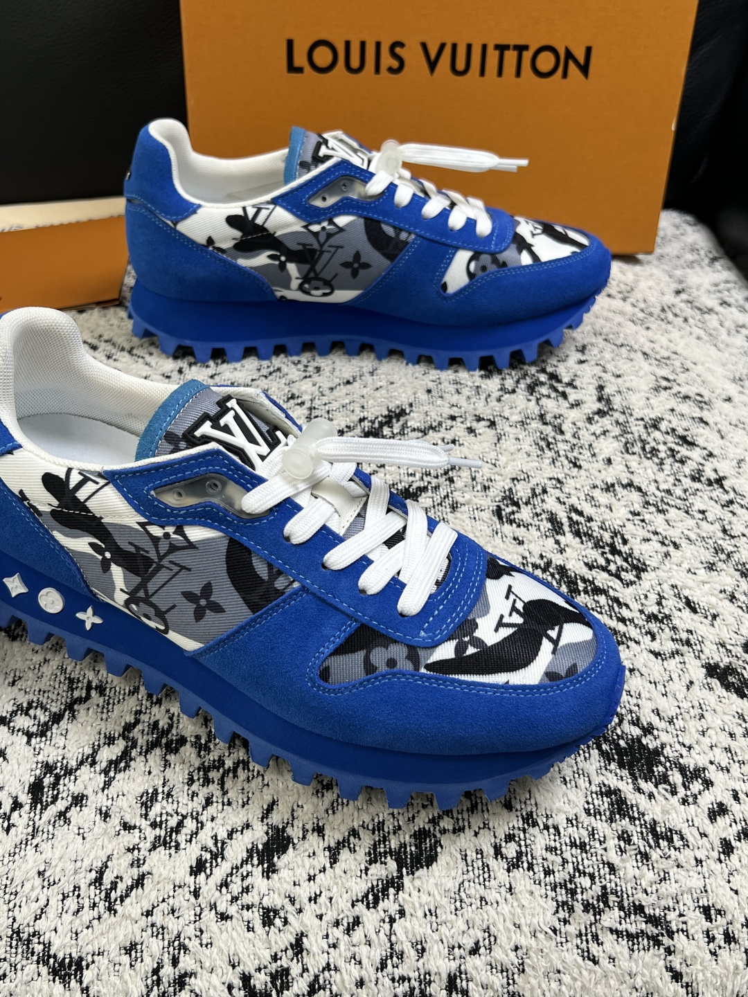 Lv  高品质  顶级工艺品  路易威登，运动板鞋专柜同步，鞋面意大利进口，高品质拼接缤纷色彩复杂工艺品，进口牛里垫柔软