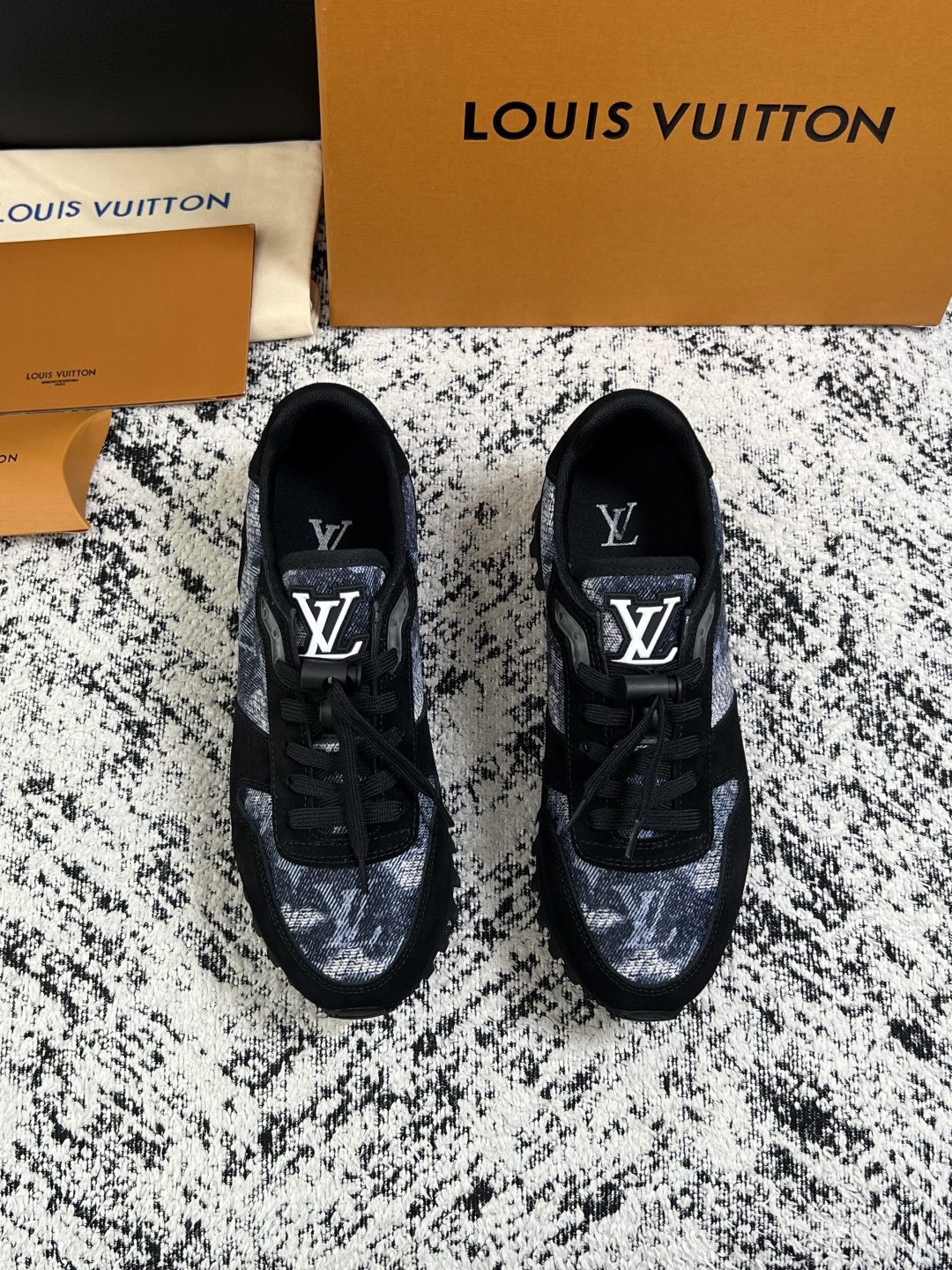 Lv  高品质  顶级工艺品  路易威登，运动板鞋专柜同步，鞋面意大利进口，高品质拼接缤纷色彩复杂工艺品，进口牛里垫柔软