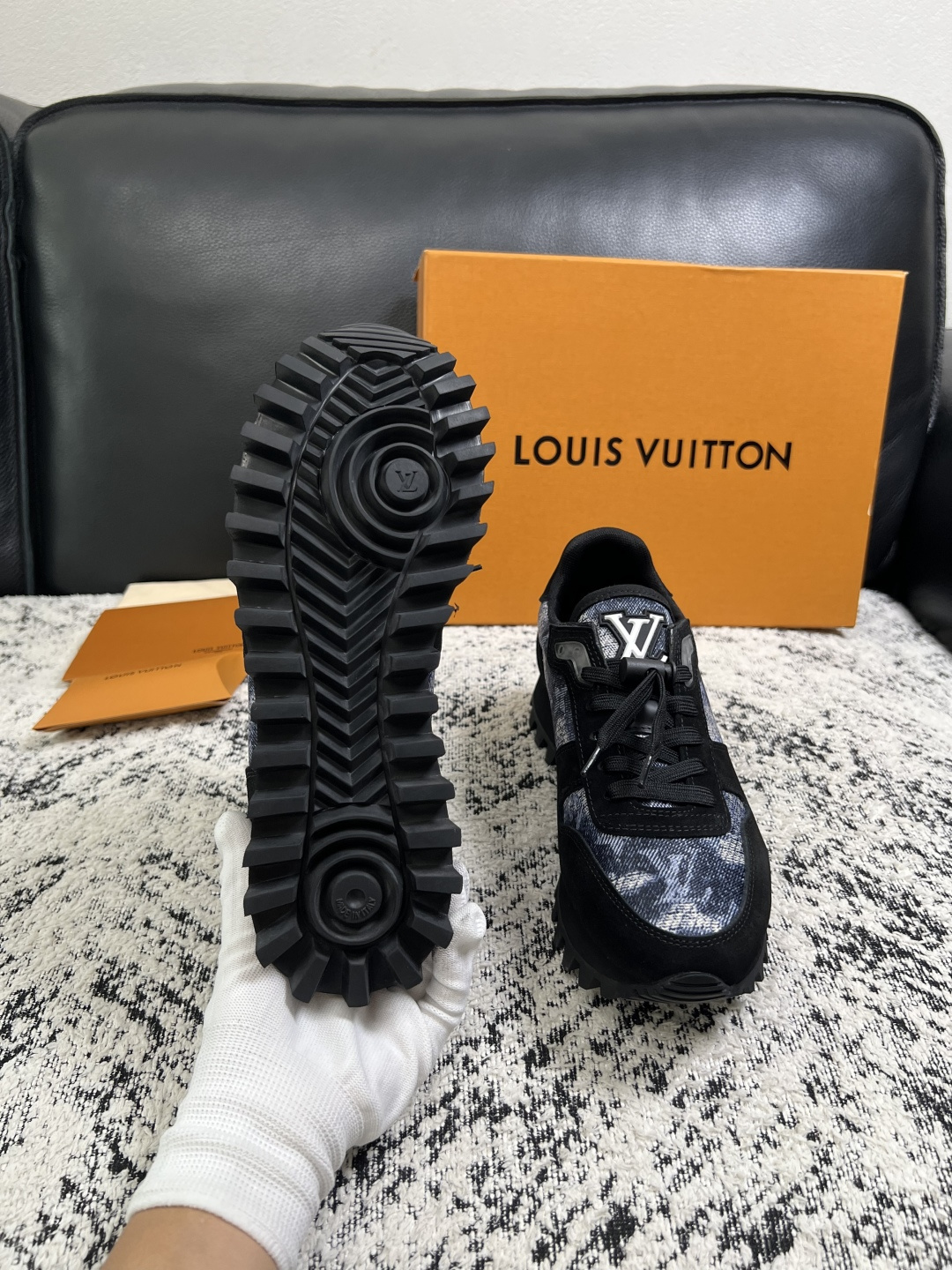 Lv  高品质  顶级工艺品  路易威登，运动板鞋专柜同步，鞋面意大利进口，高品质拼接缤纷色彩复杂工艺品，进口牛里垫柔软