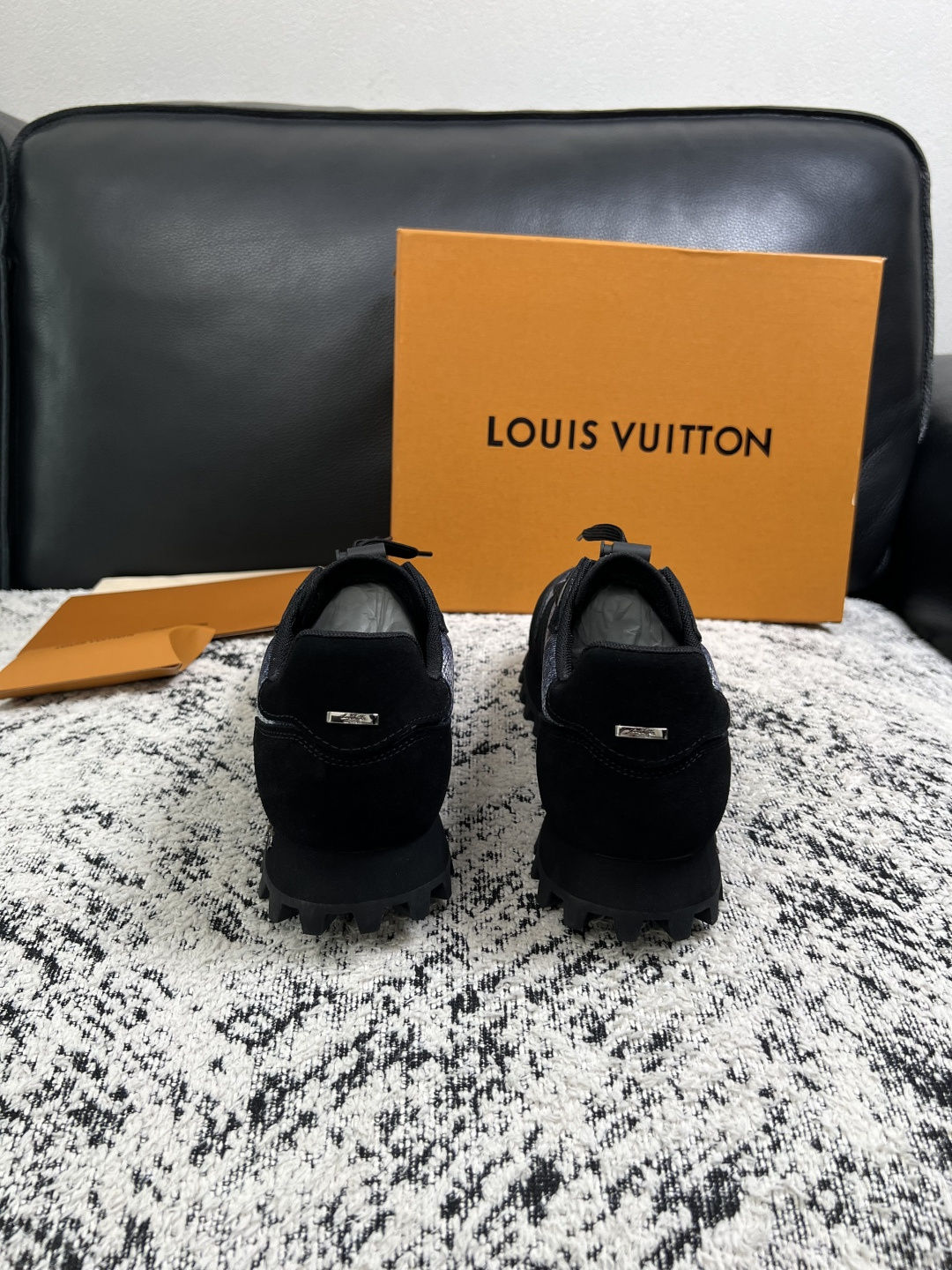 Lv  高品质  顶级工艺品  路易威登，运动板鞋专柜同步，鞋面意大利进口，高品质拼接缤纷色彩复杂工艺品，进口牛里垫柔软
