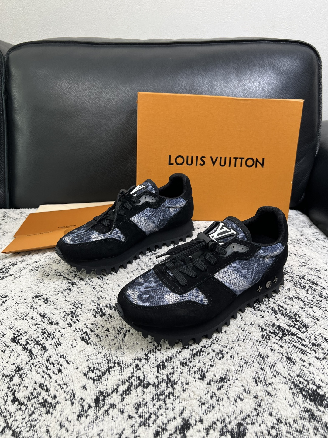 Lv  高品质  顶级工艺品  路易威登，运动板鞋专柜同步，鞋面意大利进口，高品质拼接缤纷色彩复杂工艺品，进口牛里垫柔软