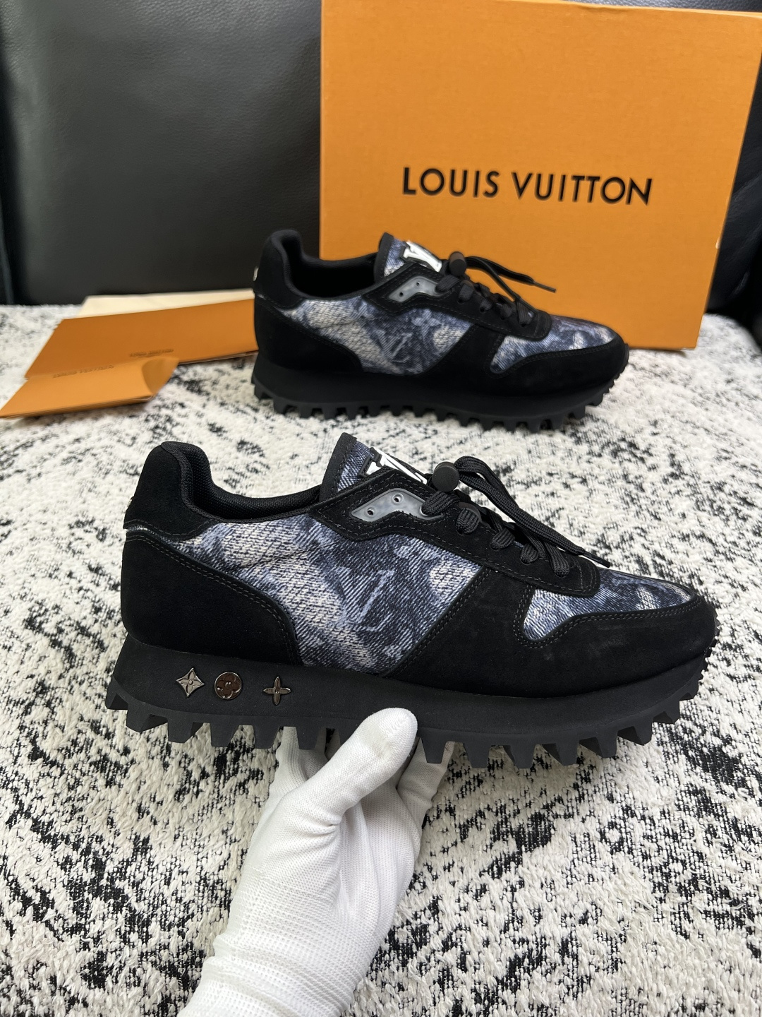 Lv  高品质  顶级工艺品  路易威登，运动板鞋专柜同步，鞋面意大利进口，高品质拼接缤纷色彩复杂工艺品，进口牛里垫柔软
