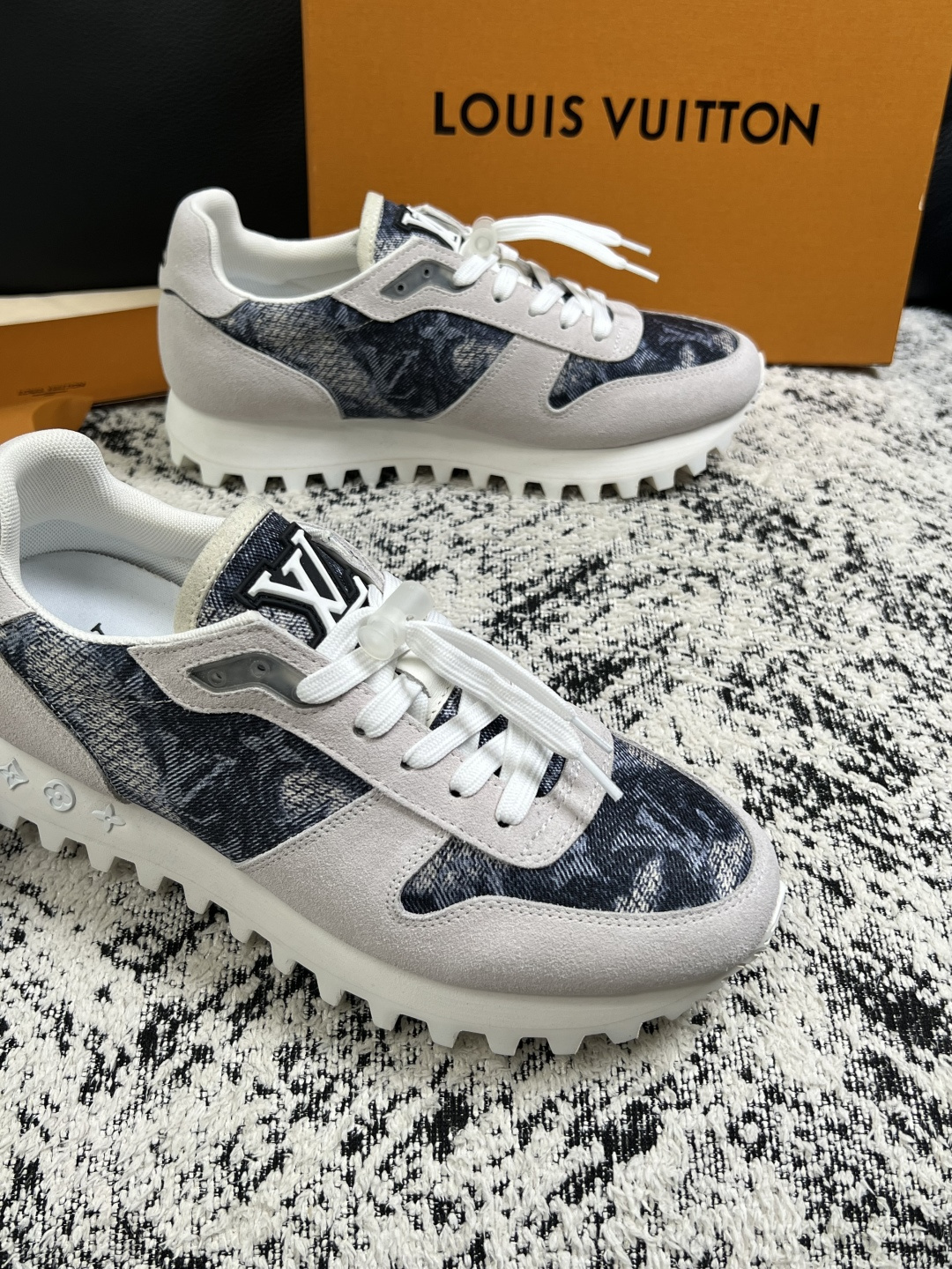Lv  高品质  顶级工艺品  路易威登，运动板鞋专柜同步，鞋面意大利进口，高品质拼接缤纷色彩复杂工艺品，进口牛里垫柔软
