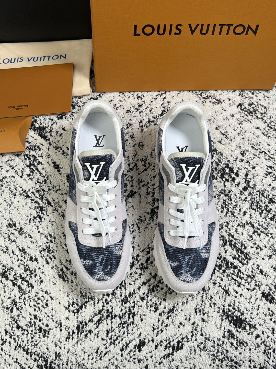 Lv  高品质  顶级工艺品  路易威登，运动板鞋专柜同步，鞋面意大利进口，高品质拼接缤纷色彩复杂工艺品，进口牛里垫柔软