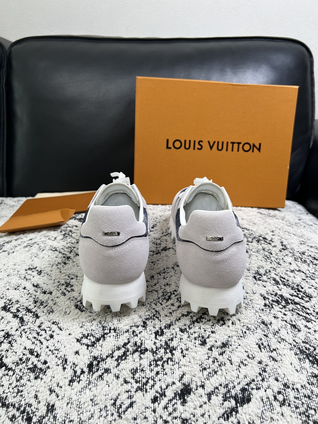 Lv  高品质  顶级工艺品  路易威登，运动板鞋专柜同步，鞋面意大利进口，高品质拼接缤纷色彩复杂工艺品，进口牛里垫柔软