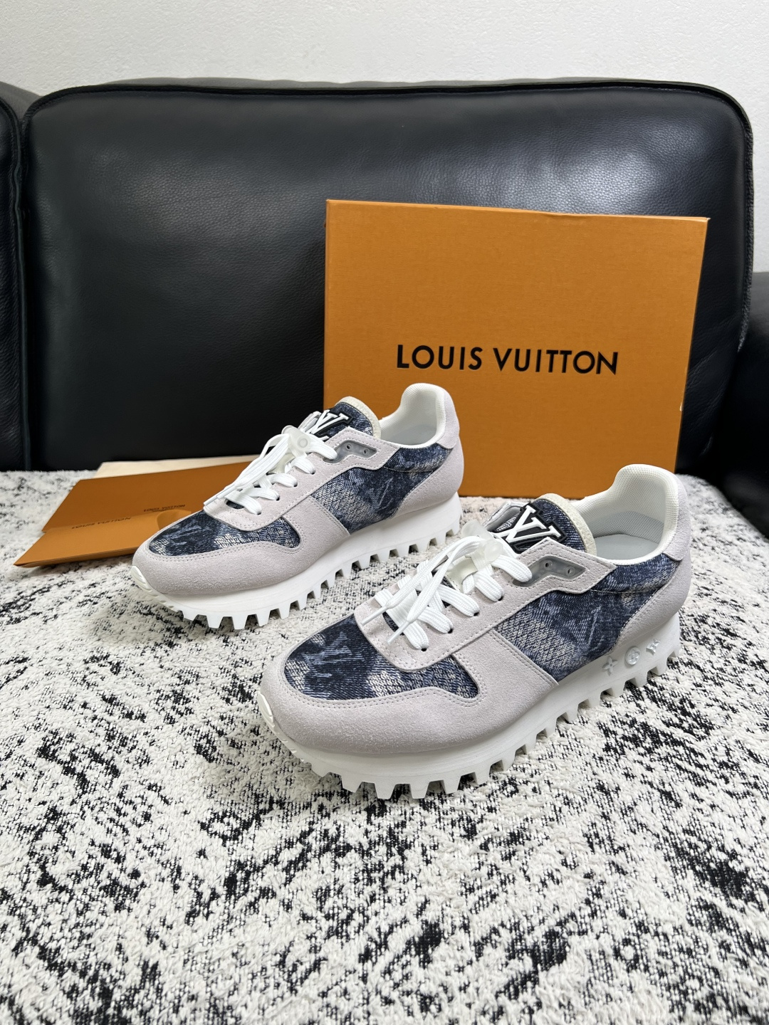 Lv  高品质  顶级工艺品  路易威登，运动板鞋专柜同步，鞋面意大利进口，高品质拼接缤纷色彩复杂工艺品，进口牛里垫柔软