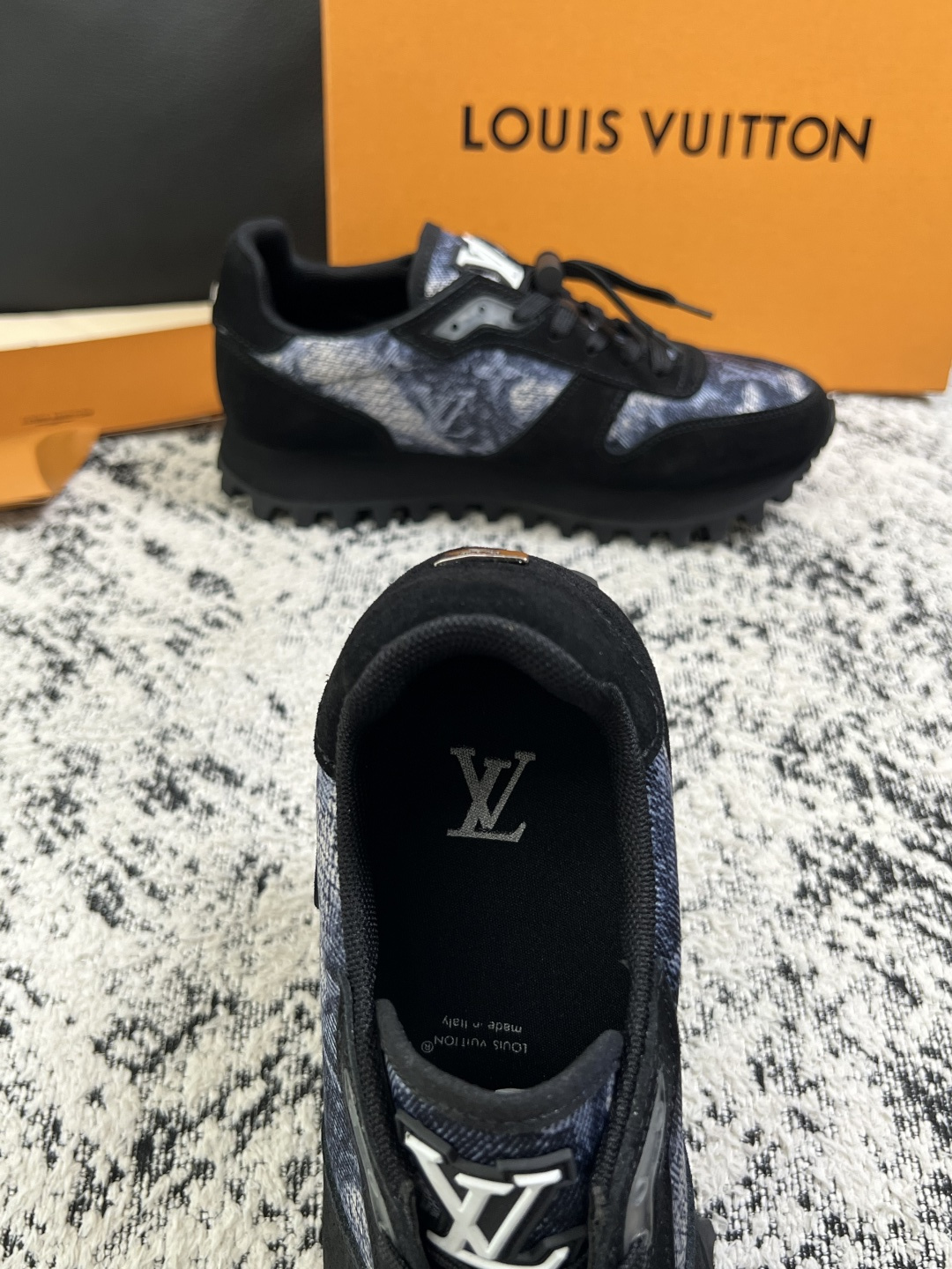 Lv  高品质  顶级工艺品  路易威登，运动板鞋专柜同步，鞋面意大利进口，高品质拼接缤纷色彩复杂工艺品，进口牛里垫柔软