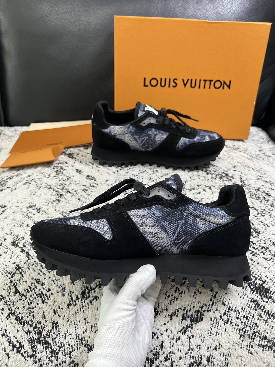 Lv  高品质  顶级工艺品  路易威登，运动板鞋专柜同步，鞋面意大利进口，高品质拼接缤纷色彩复杂工艺品，进口牛里垫柔软