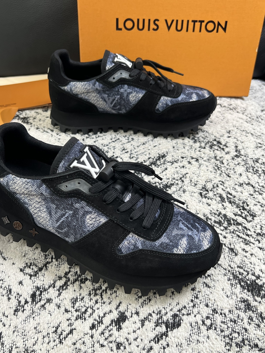Lv  高品质  顶级工艺品  路易威登，运动板鞋专柜同步，鞋面意大利进口，高品质拼接缤纷色彩复杂工艺品，进口牛里垫柔软