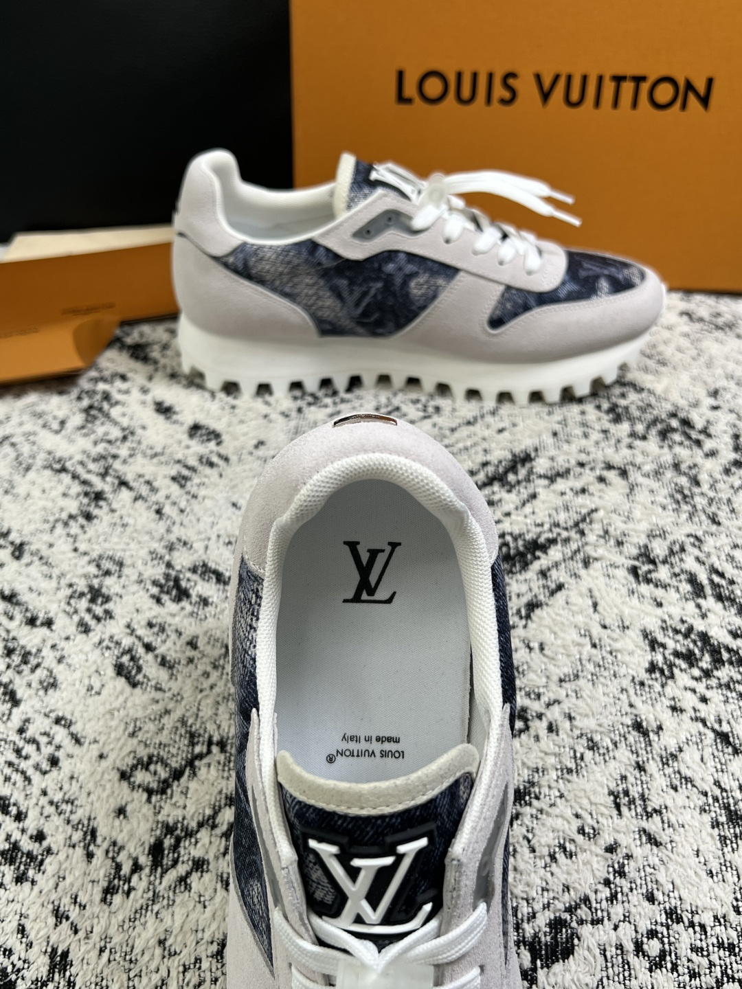 Lv  高品质  顶级工艺品  路易威登，运动板鞋专柜同步，鞋面意大利进口，高品质拼接缤纷色彩复杂工艺品，进口牛里垫柔软