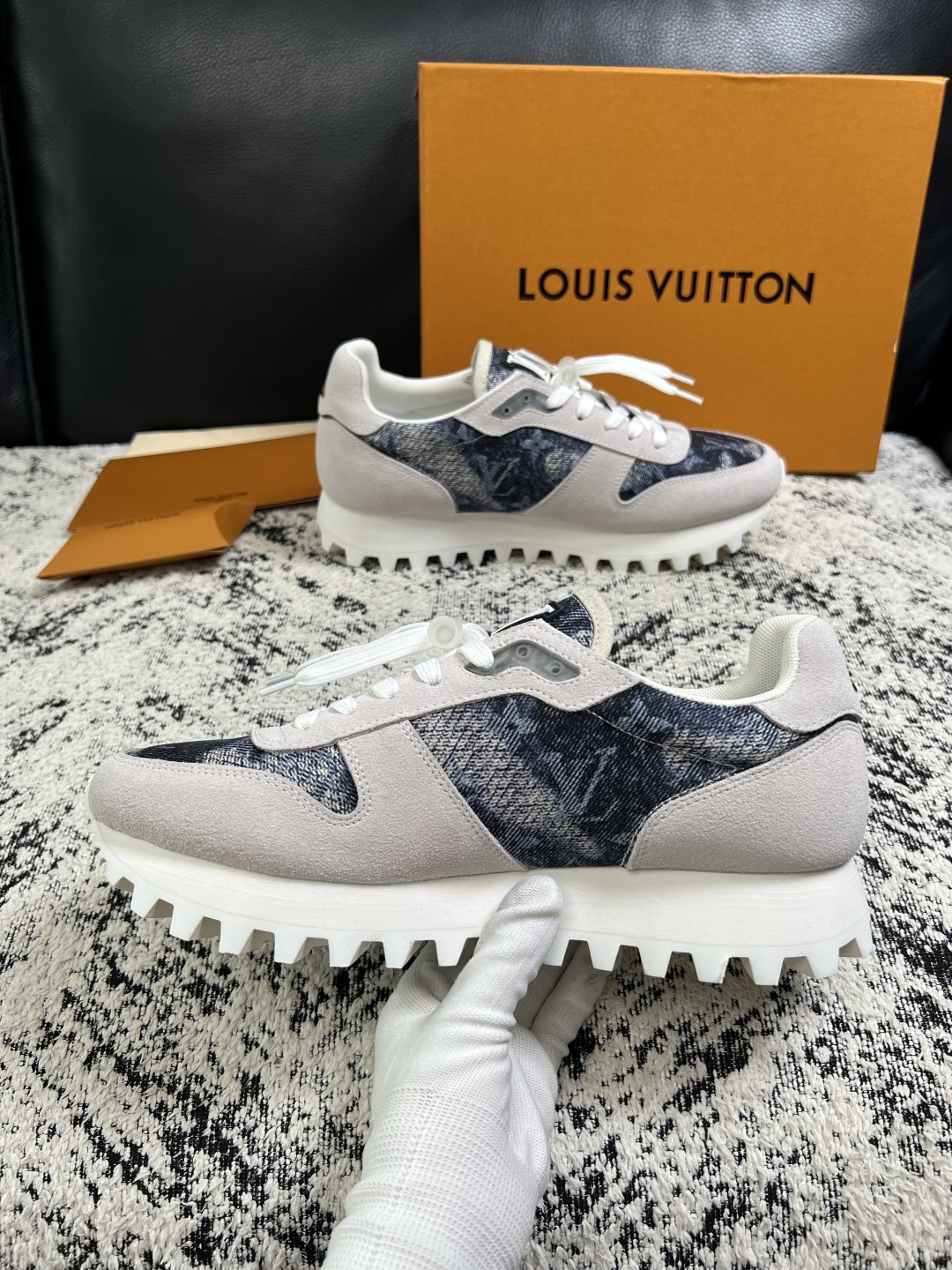 Lv  高品质  顶级工艺品  路易威登，运动板鞋专柜同步，鞋面意大利进口，高品质拼接缤纷色彩复杂工艺品，进口牛里垫柔软