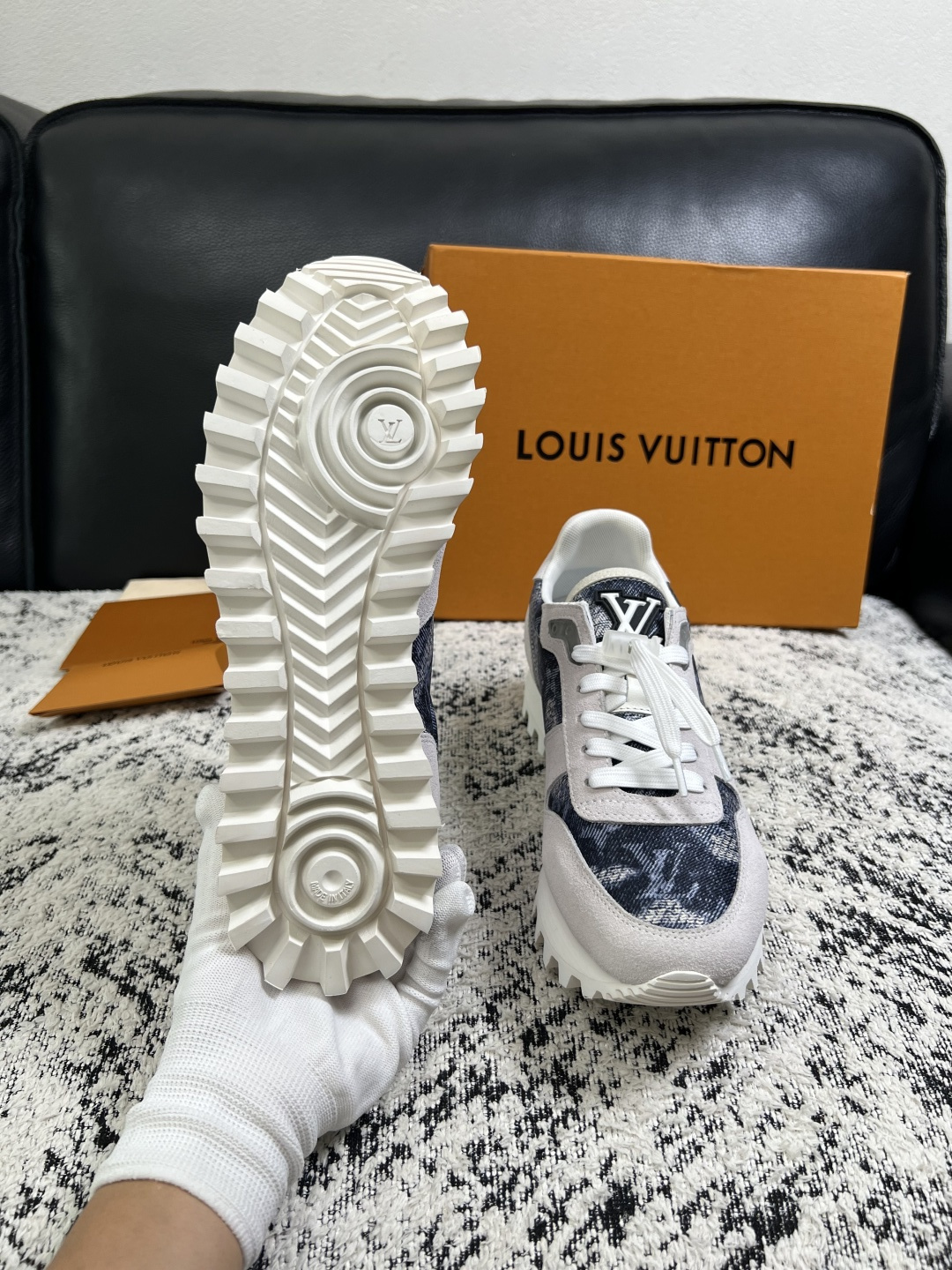 Lv  高品质  顶级工艺品  路易威登，运动板鞋专柜同步，鞋面意大利进口，高品质拼接缤纷色彩复杂工艺品，进口牛里垫柔软