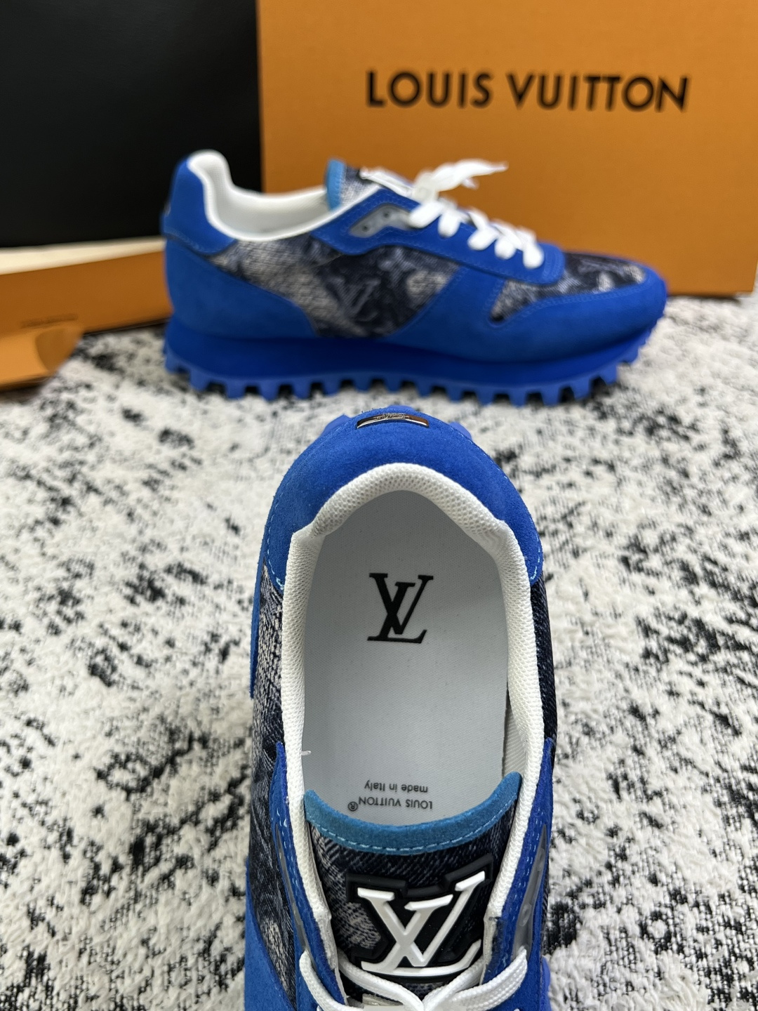 Lv  高品质  顶级工艺品  路易威登，运动板鞋专柜同步，鞋面意大利进口，高品质拼接缤纷色彩复杂工艺品，进口牛里垫柔软