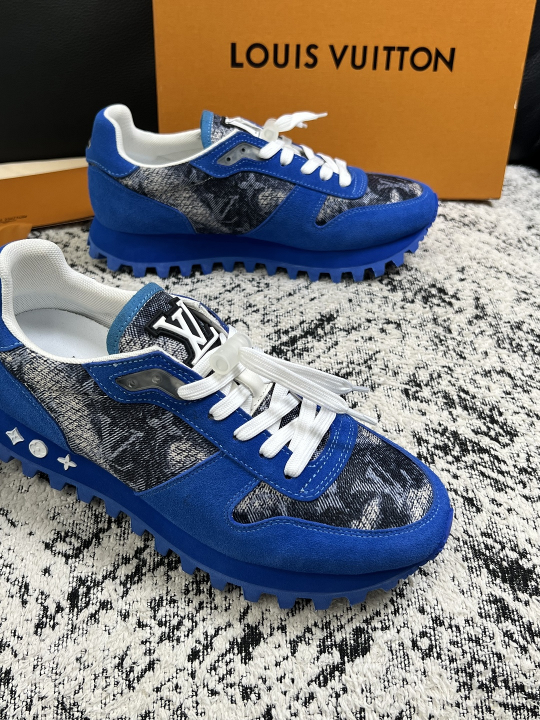Lv  高品质  顶级工艺品  路易威登，运动板鞋专柜同步，鞋面意大利进口，高品质拼接缤纷色彩复杂工艺品，进口牛里垫柔软