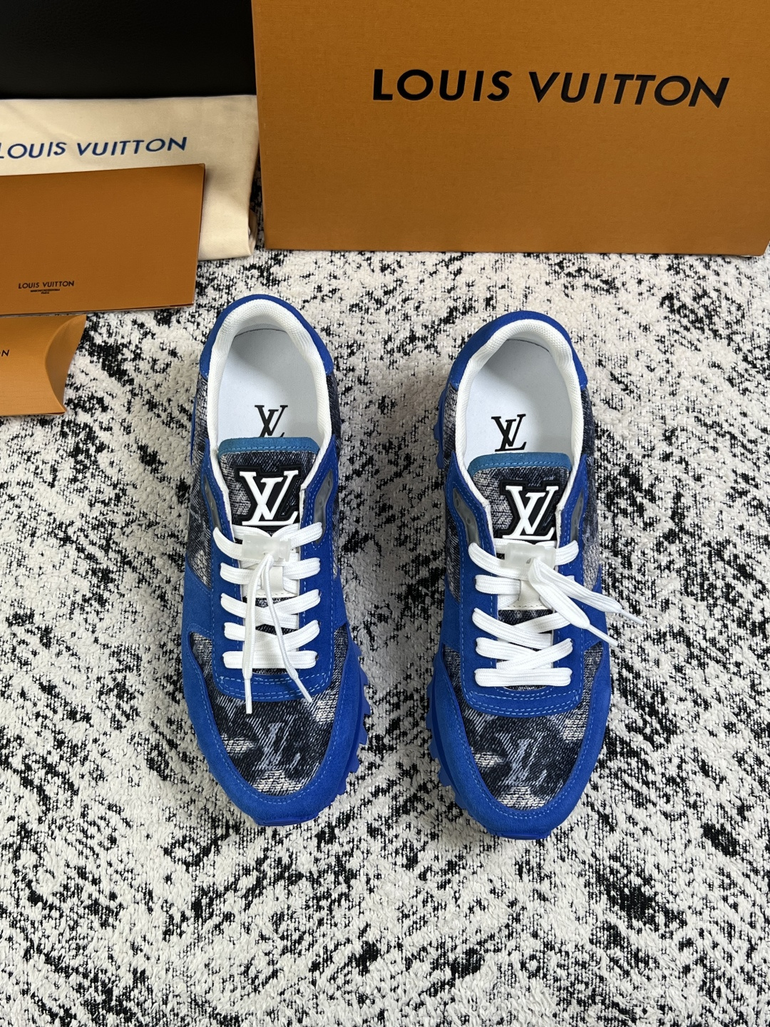 Lv  高品质  顶级工艺品  路易威登，运动板鞋专柜同步，鞋面意大利进口，高品质拼接缤纷色彩复杂工艺品，进口牛里垫柔软