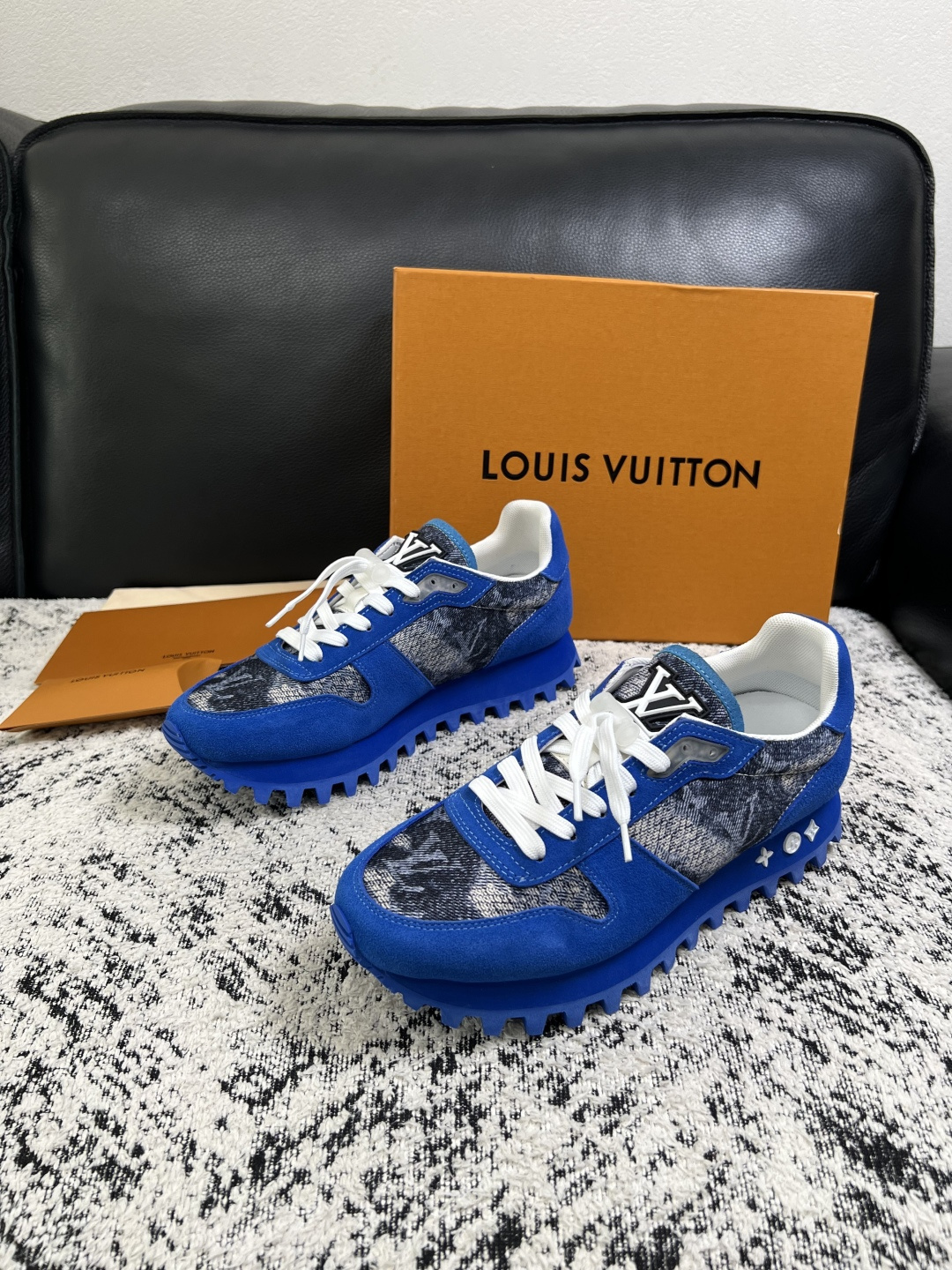Lv  高品质  顶级工艺品  路易威登，运动板鞋专柜同步，鞋面意大利进口，高品质拼接缤纷色彩复杂工艺品，进口牛里垫柔软