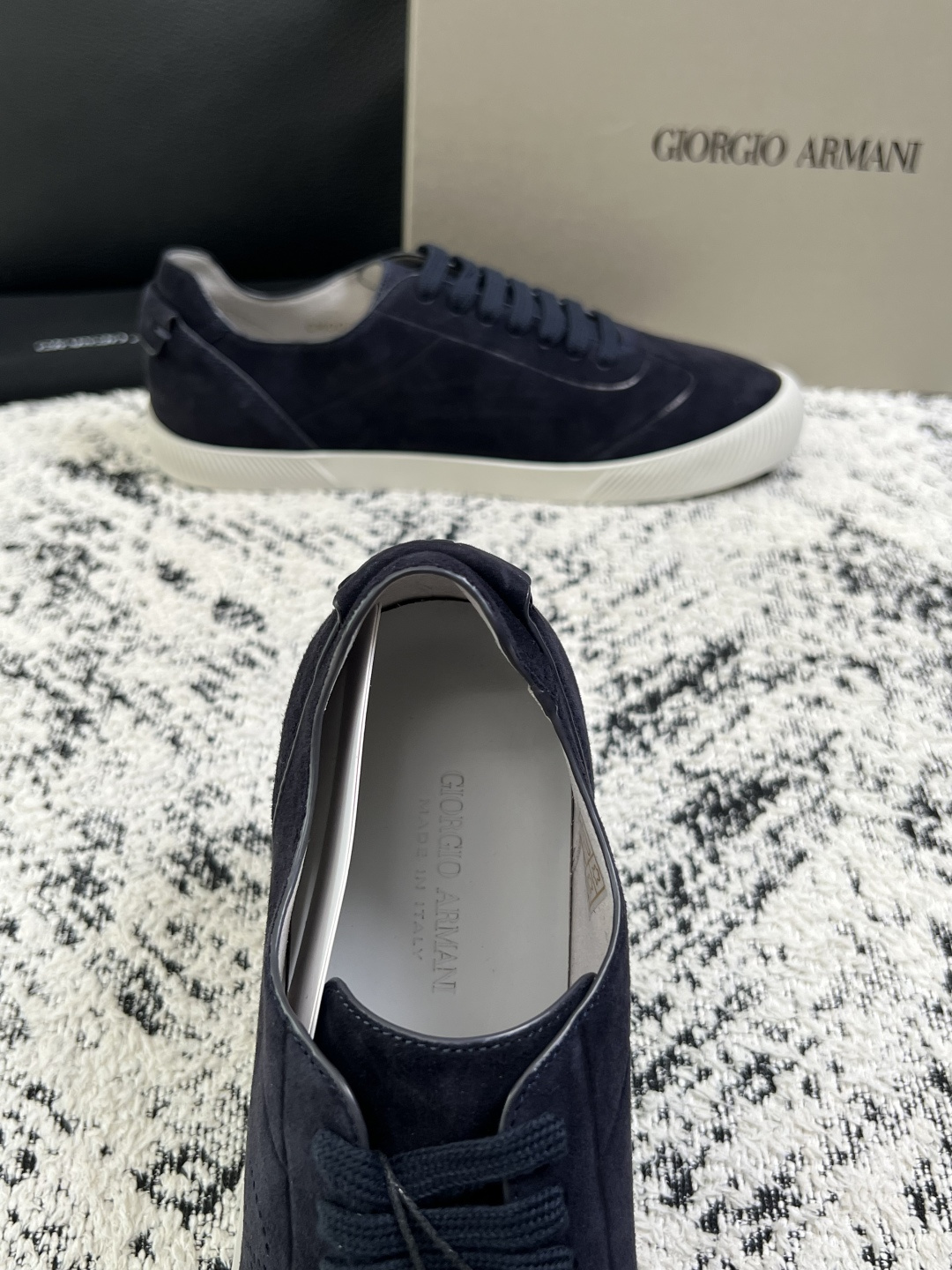 GIORGIO ARMANI  高品质  顶级工艺品  阿玛尼 专柜新款，原厂配置意大利进口牛皮面料，进口牛皮内里垫，透