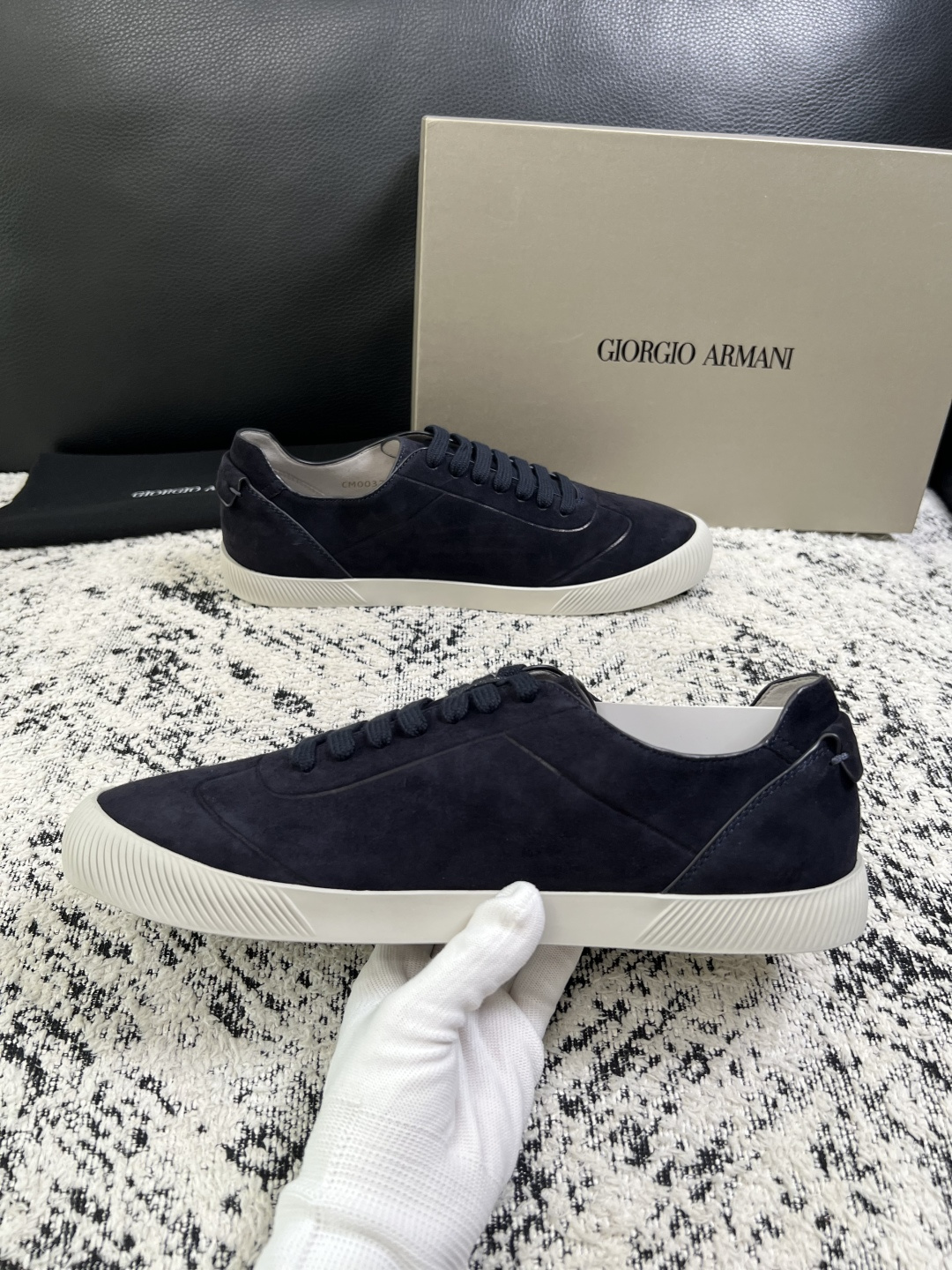 GIORGIO ARMANI  高品质  顶级工艺品  阿玛尼 专柜新款，原厂配置意大利进口牛皮面料，进口牛皮内里垫，透