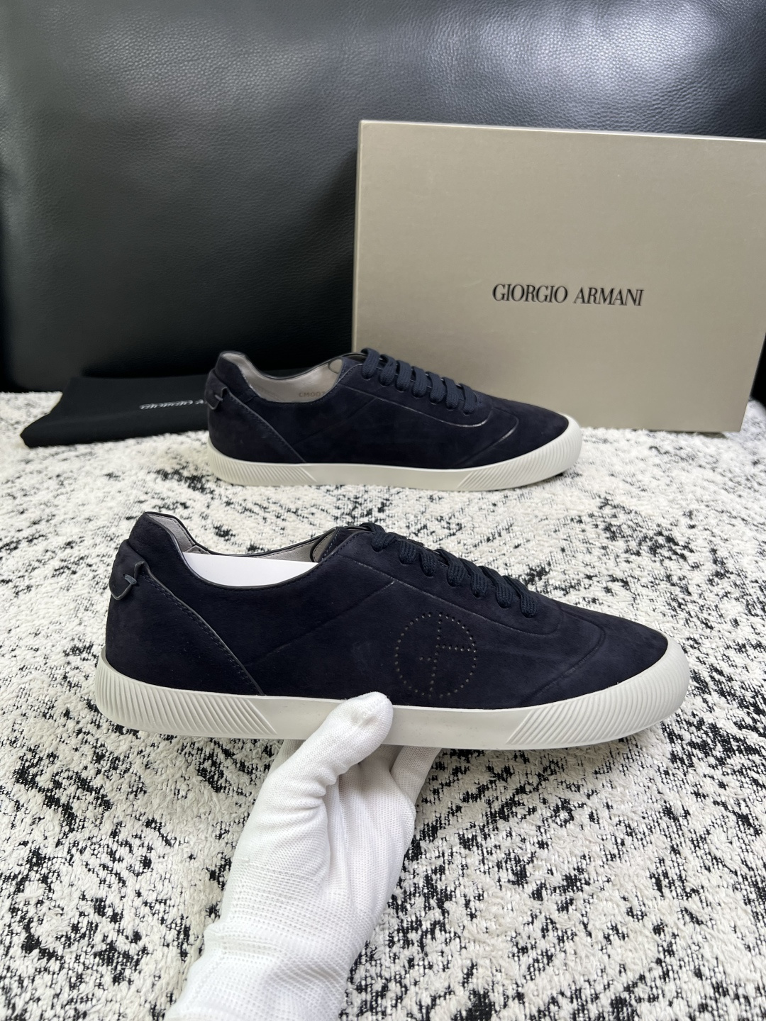 GIORGIO ARMANI  高品质  顶级工艺品  阿玛尼 专柜新款，原厂配置意大利进口牛皮面料，进口牛皮内里垫，透
