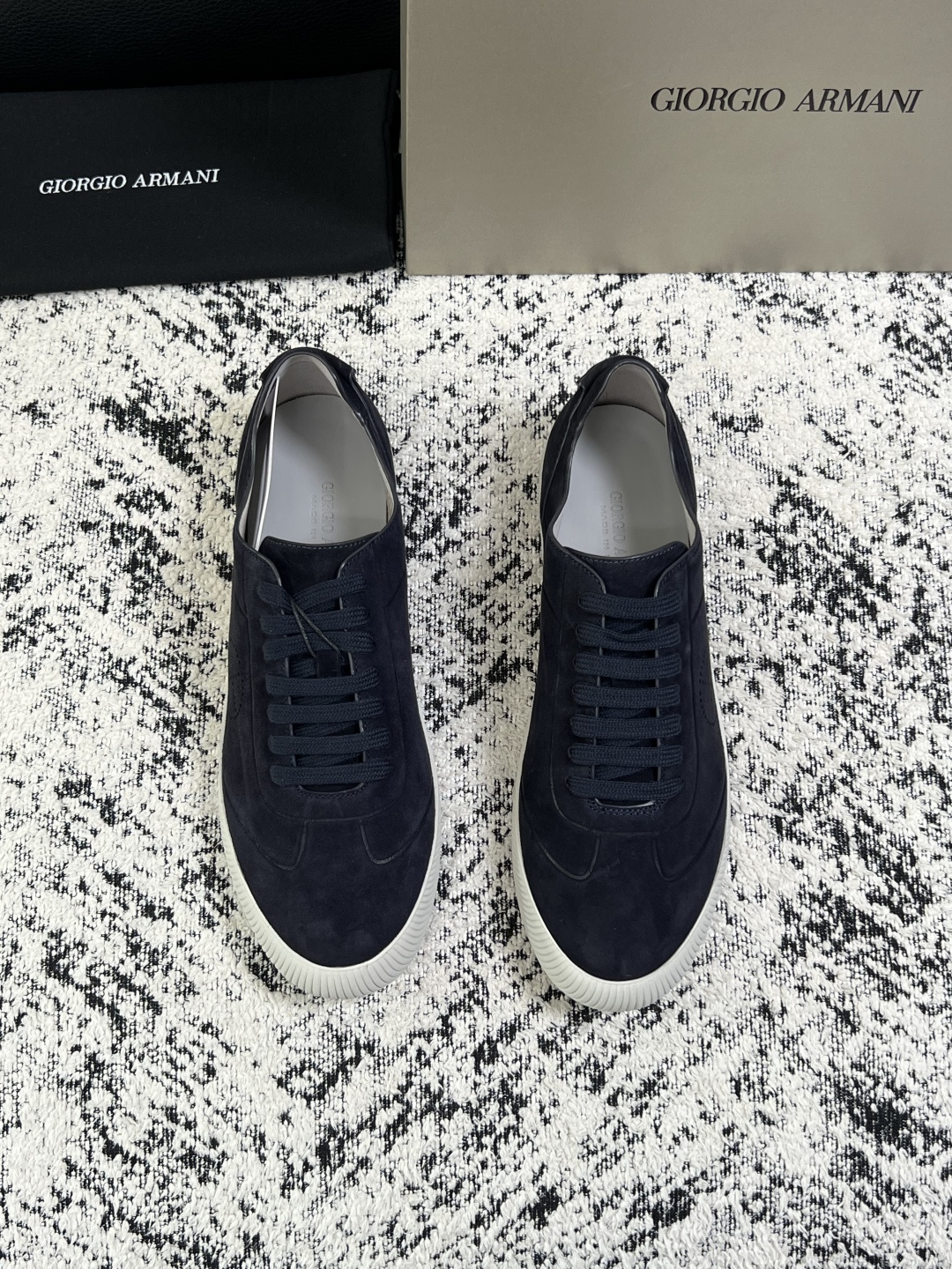 GIORGIO ARMANI  高品质  顶级工艺品  阿玛尼 专柜新款，原厂配置意大利进口牛皮面料，进口牛皮内里垫，透