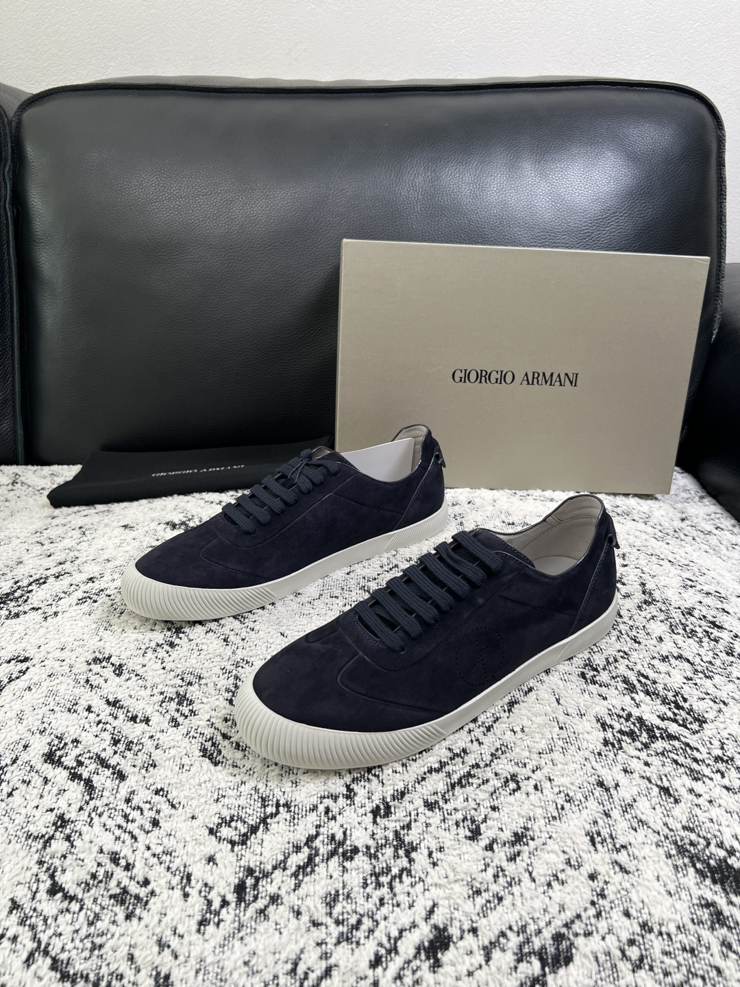 GIORGIO ARMANI  高品质  顶级工艺品  阿玛尼 专柜新款，原厂配置意大利进口牛皮面料，进口牛皮内里垫，透