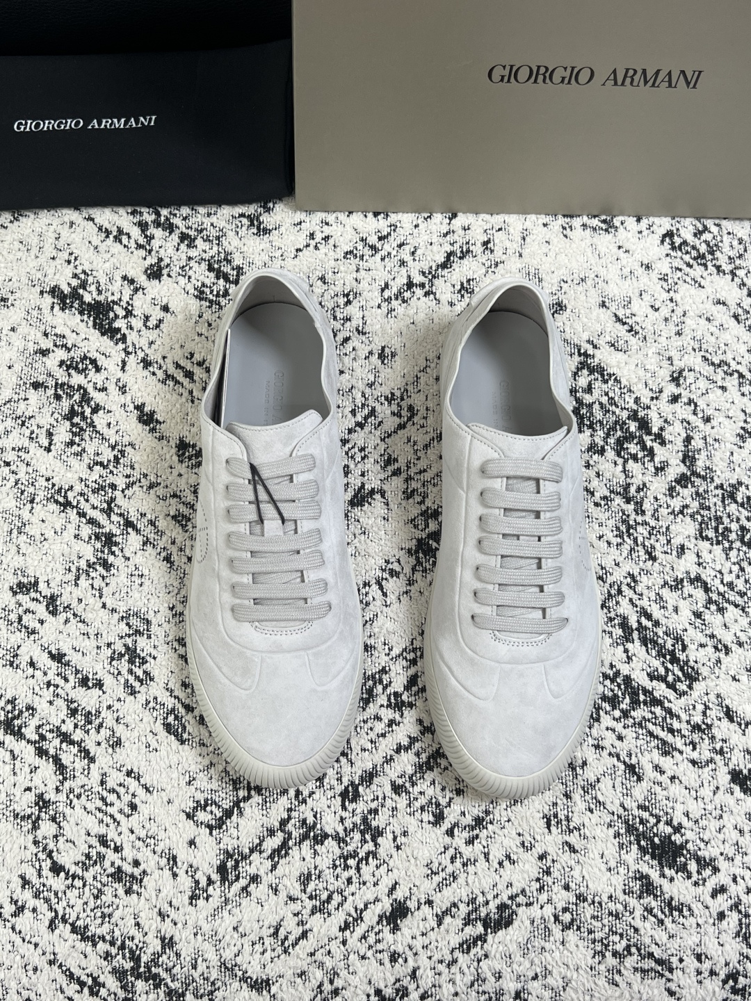 GIORGIO ARMANI  高品质  顶级工艺品  阿玛尼 专柜新款，原厂配置意大利进口牛皮面料，进口牛皮内里垫，透