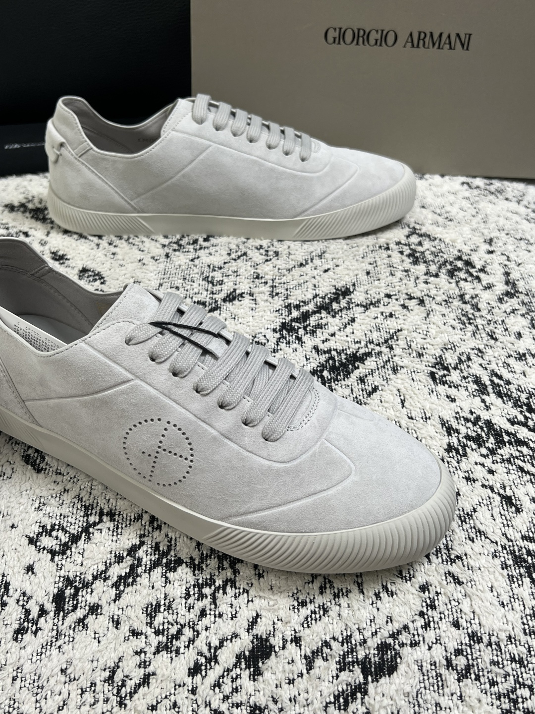 GIORGIO ARMANI  高品质  顶级工艺品  阿玛尼 专柜新款，原厂配置意大利进口牛皮面料，进口牛皮内里垫，透