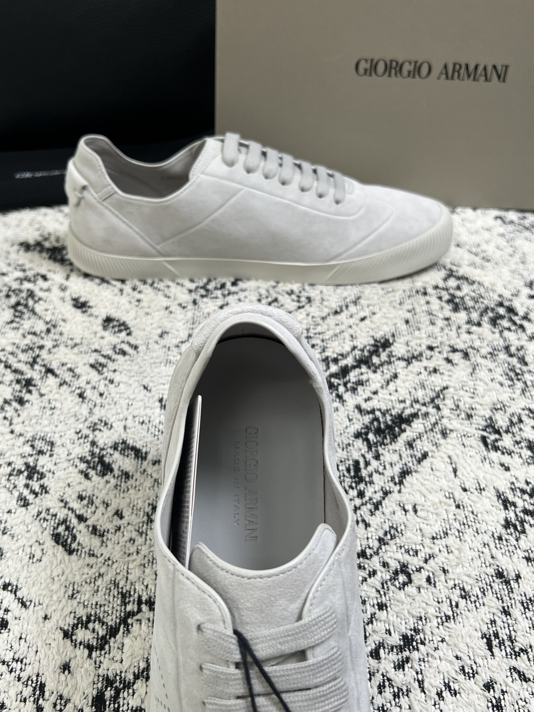 GIORGIO ARMANI  高品质  顶级工艺品  阿玛尼 专柜新款，原厂配置意大利进口牛皮面料，进口牛皮内里垫，透