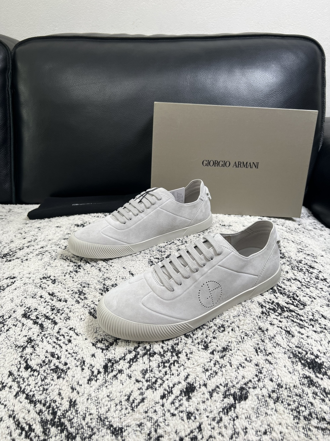 GIORGIO ARMANI  高品质  顶级工艺品  阿玛尼 专柜新款，原厂配置意大利进口牛皮面料，进口牛皮内里垫，透