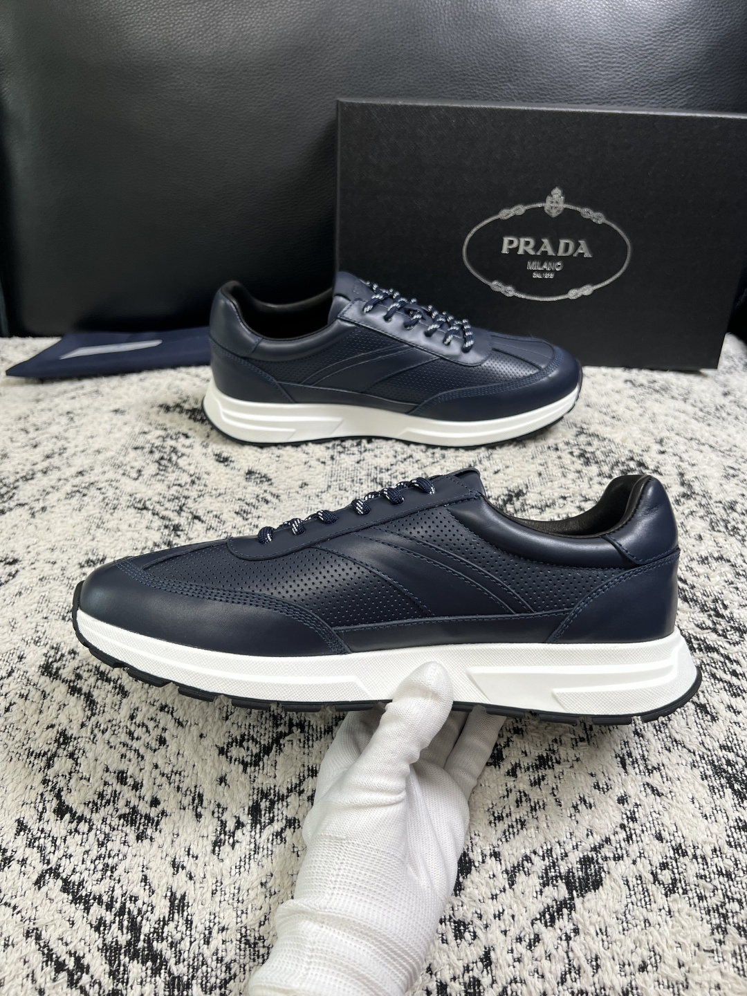 Prada  顶级工艺品，普拉达 专柜同步，原厂配置意大利进口牛皮拼布面料，进口牛皮内里垫，透气舒适，鞋底：原厂特供原版