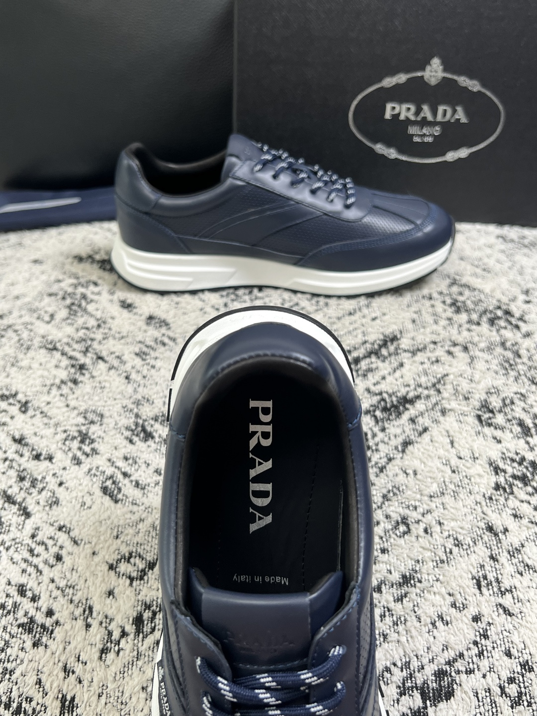 Prada  顶级工艺品，普拉达 专柜同步，原厂配置意大利进口牛皮拼布面料，进口牛皮内里垫，透气舒适，鞋底：原厂特供原版