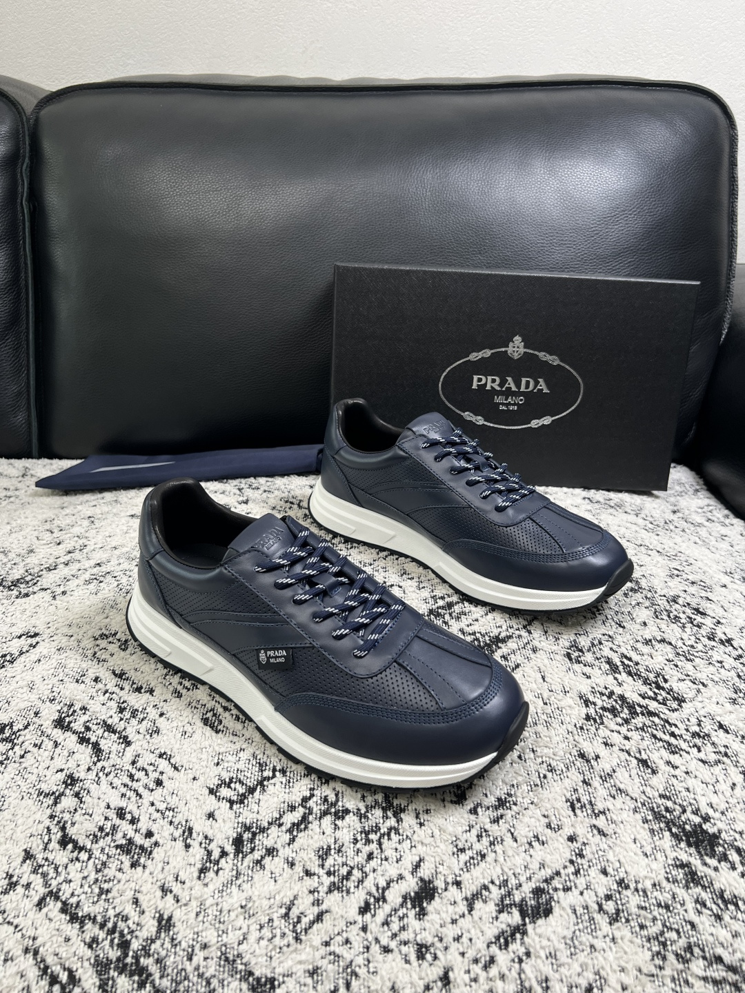 Prada  顶级工艺品，普拉达 专柜同步，原厂配置意大利进口牛皮拼布面料，进口牛皮内里垫，透气舒适，鞋底：原厂特供原版
