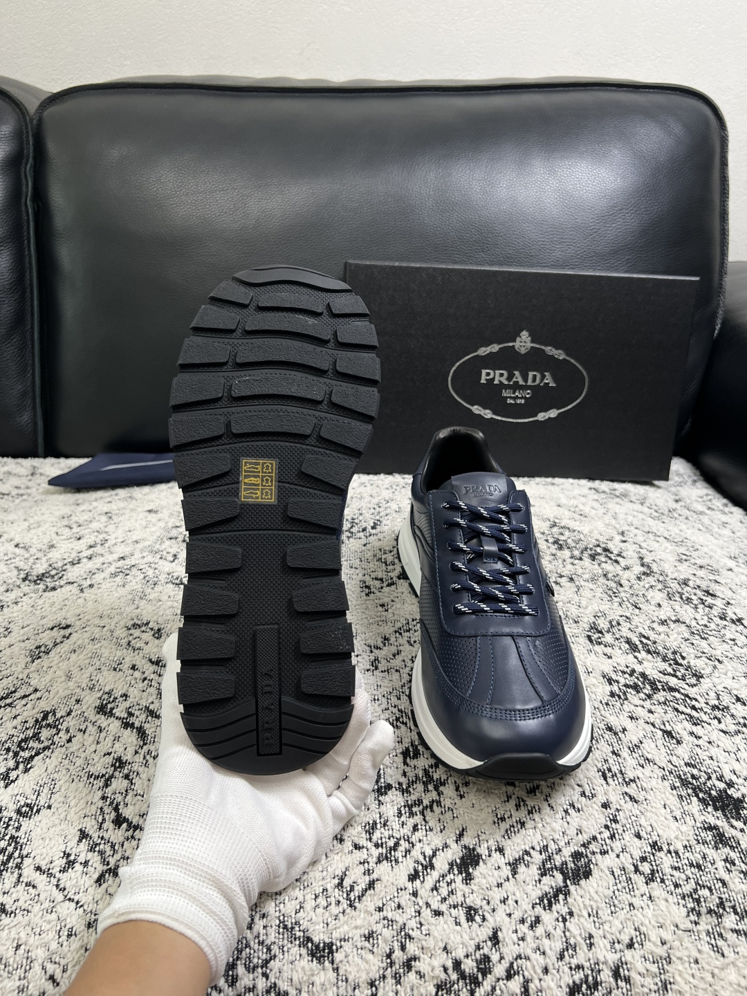 Prada  顶级工艺品，普拉达 专柜同步，原厂配置意大利进口牛皮拼布面料，进口牛皮内里垫，透气舒适，鞋底：原厂特供原版