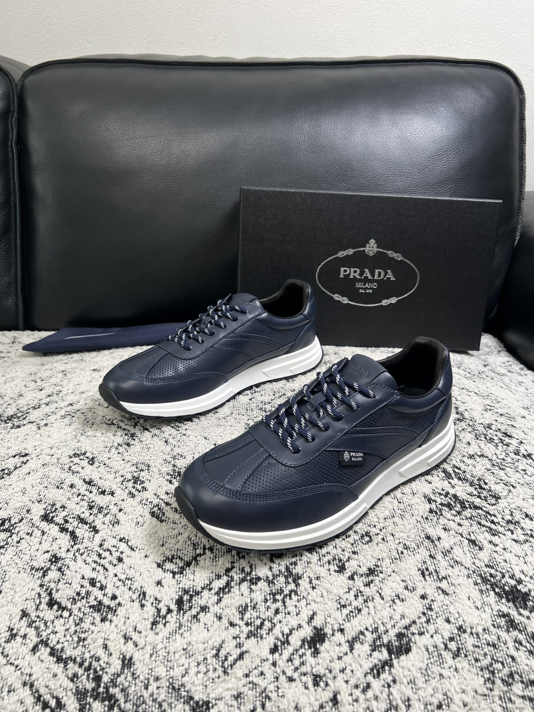 Prada  顶级工艺品，普拉达 专柜同步，原厂配置意大利进口牛皮拼布面料，进口牛皮内里垫，透气舒适，鞋底：原厂特供原版