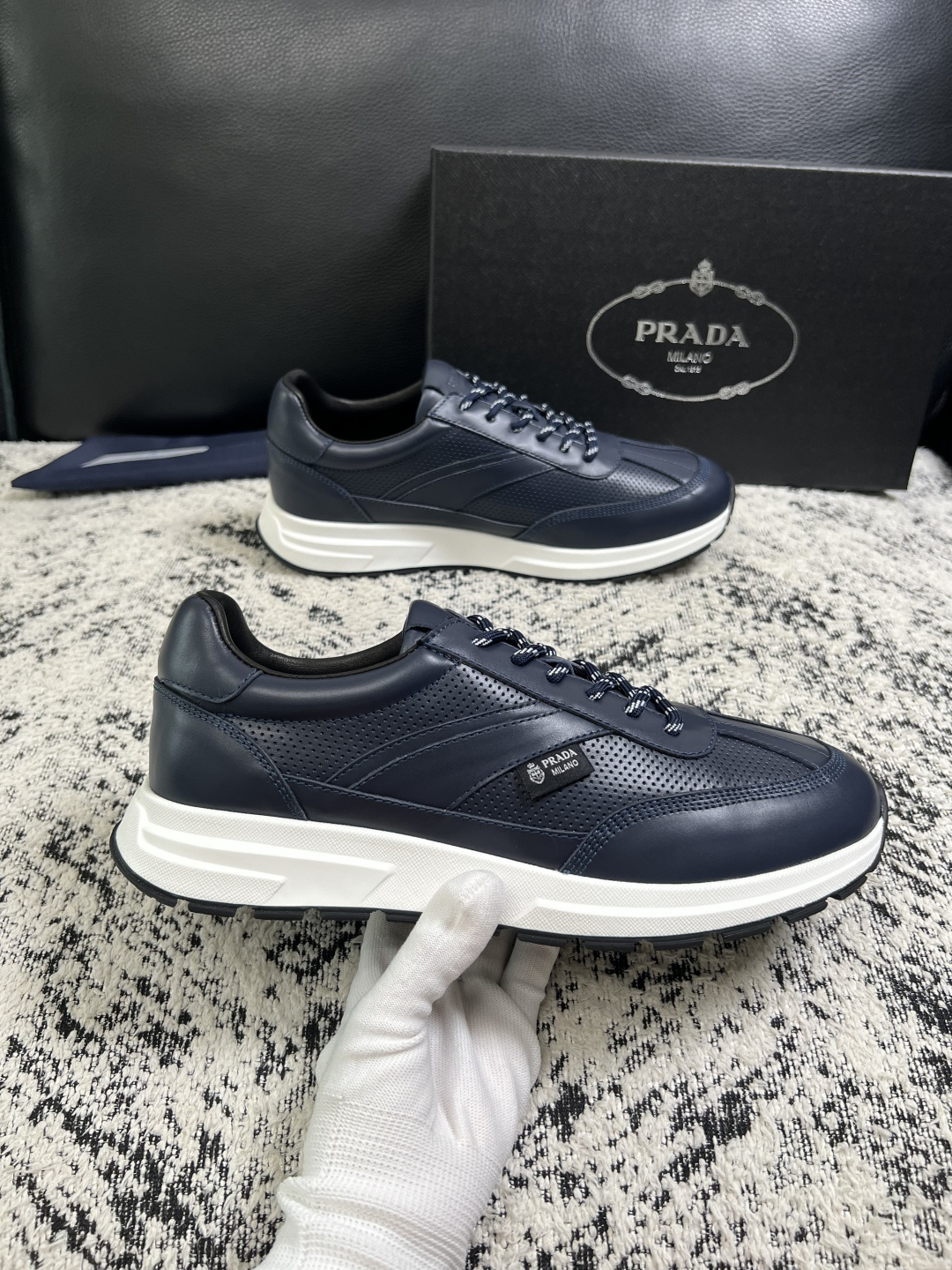 Prada  顶级工艺品，普拉达 专柜同步，原厂配置意大利进口牛皮拼布面料，进口牛皮内里垫，透气舒适，鞋底：原厂特供原版