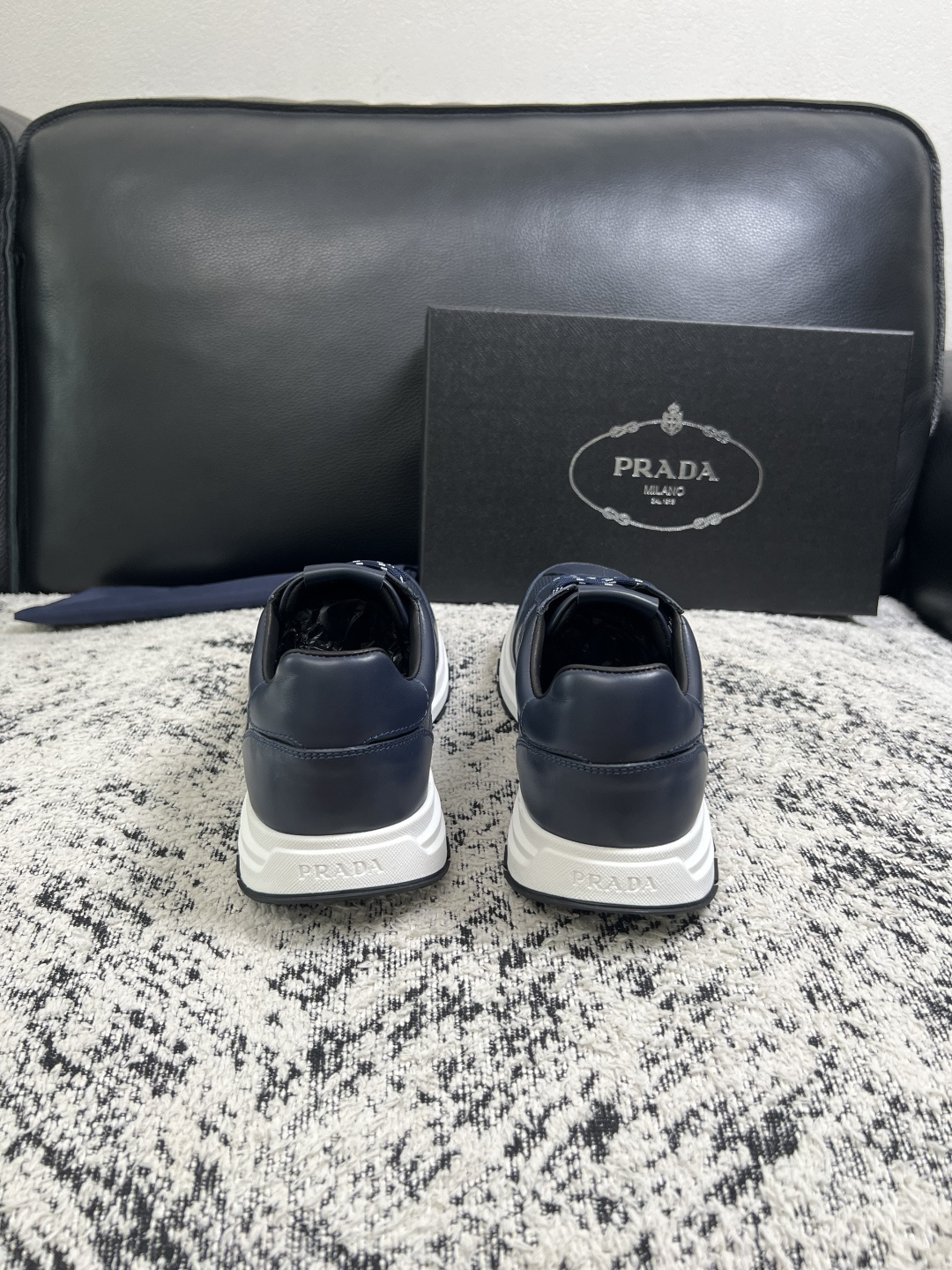 Prada  顶级工艺品，普拉达 专柜同步，原厂配置意大利进口牛皮拼布面料，进口牛皮内里垫，透气舒适，鞋底：原厂特供原版