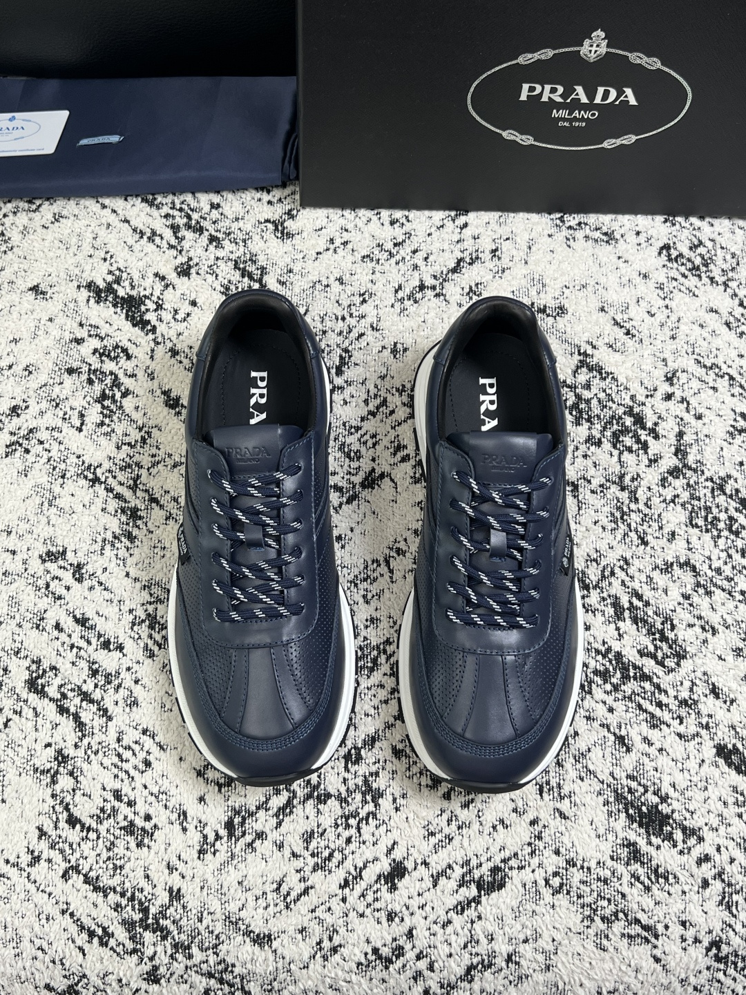 Prada  顶级工艺品，普拉达 专柜同步，原厂配置意大利进口牛皮拼布面料，进口牛皮内里垫，透气舒适，鞋底：原厂特供原版