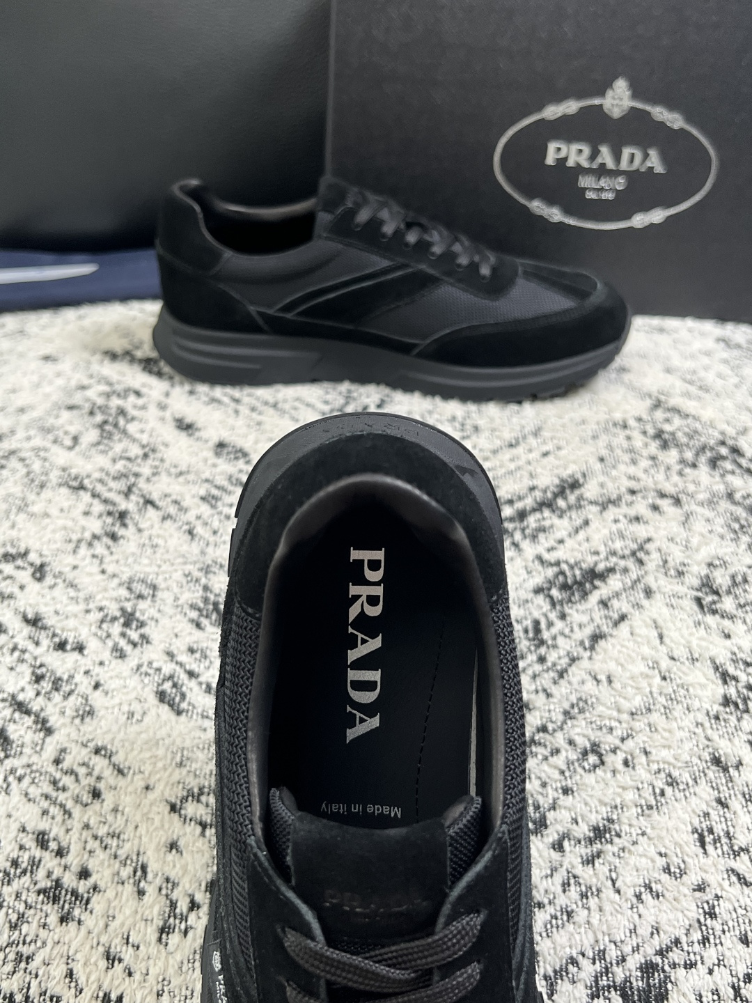 Prada  顶级工艺品，普拉达 专柜同步，原厂配置意大利进口牛皮拼布面料，进口牛皮内里垫，透气舒适，鞋底：原厂特供原版