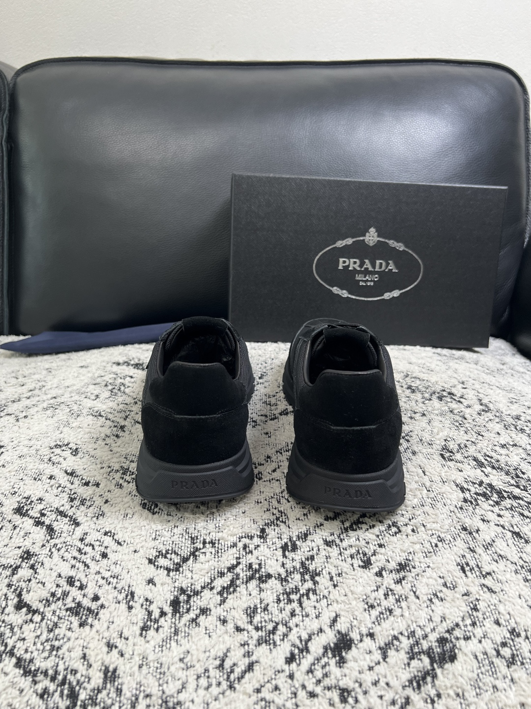 Prada  顶级工艺品，普拉达 专柜同步，原厂配置意大利进口牛皮拼布面料，进口牛皮内里垫，透气舒适，鞋底：原厂特供原版