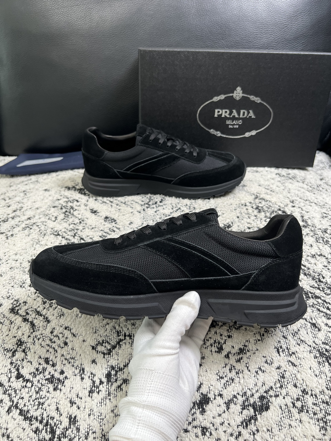 Prada  顶级工艺品，普拉达 专柜同步，原厂配置意大利进口牛皮拼布面料，进口牛皮内里垫，透气舒适，鞋底：原厂特供原版
