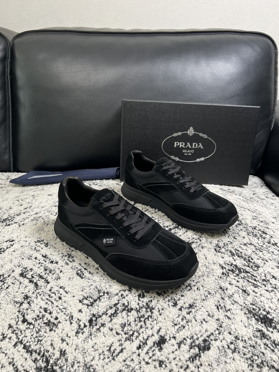Prada  顶级工艺品，普拉达 专柜同步，原厂配置意大利进口牛皮拼布面料，进口牛皮内里垫，透气舒适，鞋底：原厂特供原版