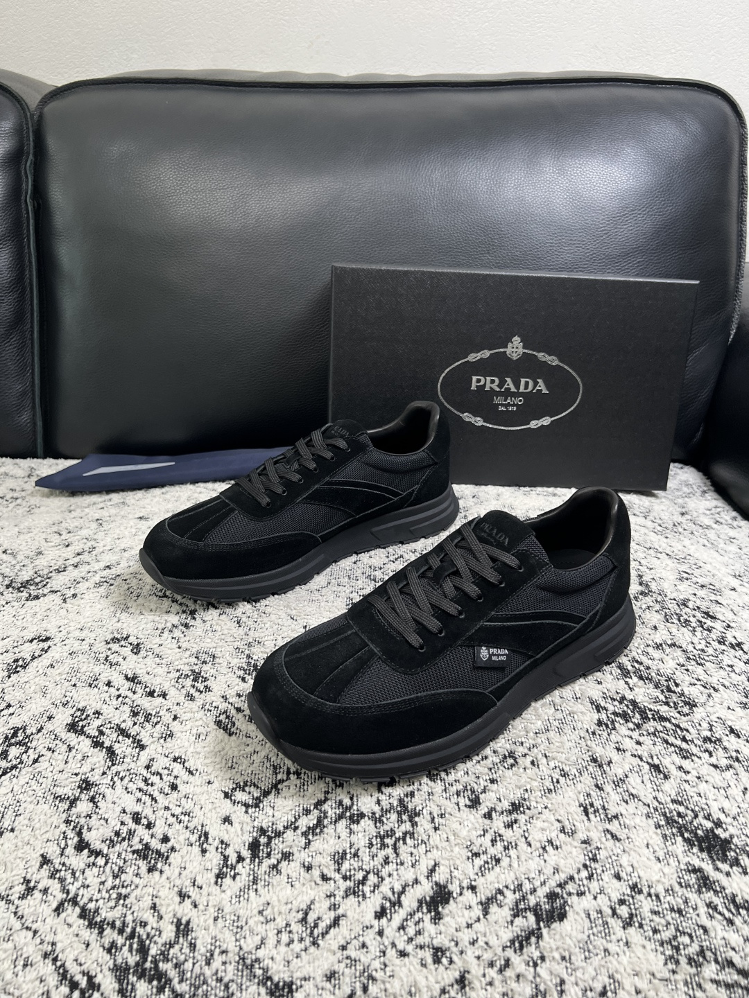 Prada  顶级工艺品，普拉达 专柜同步，原厂配置意大利进口牛皮拼布面料，进口牛皮内里垫，透气舒适，鞋底：原厂特供原版