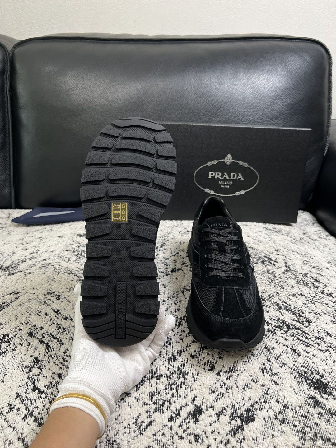 Prada  顶级工艺品，普拉达 专柜同步，原厂配置意大利进口牛皮拼布面料，进口牛皮内里垫，透气舒适，鞋底：原厂特供原版